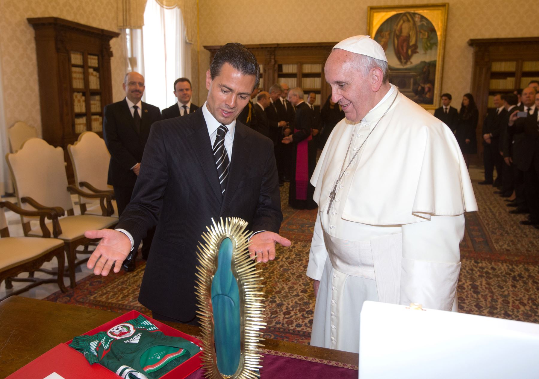 Presidente de México, Enrique Peña Nieto presenta camiseta de fútbol nacional de México y una estatuilla de la Virgen María a Francisco durante una audiencia privada en el Vaticano. Foto: AFP