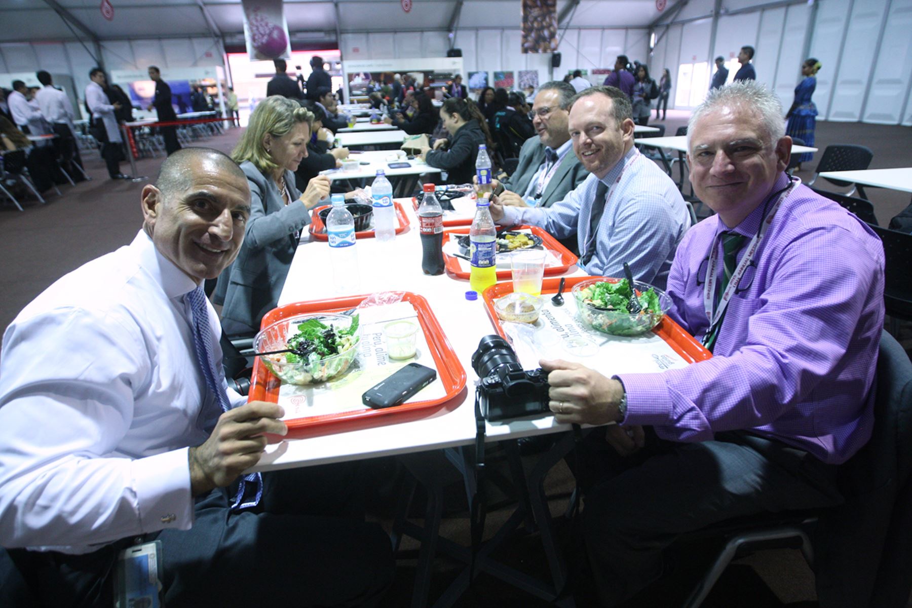 LIMA, PERÚ - OCTUBRE 06. Patio de comidas donde almerzan los asistentes a las Reuniones Anuales del Banco Mundial y Fondo Monetario Internacional.
Foto: ANDINA/Juan Carlos Guzmán Negrini.