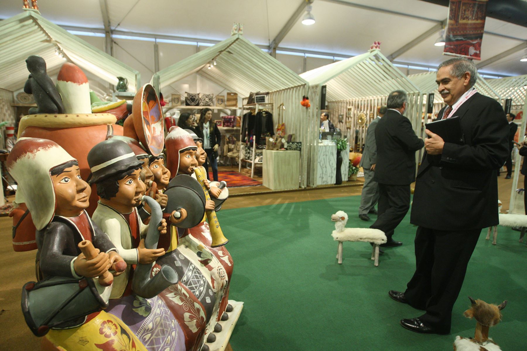 LIMA, PERÚ - OCTUBRE 06.Exhibición de artesanías peruanas durante las Reuniones Anuales del Banco Mundial y Fondo Monetario Internacional.
Foto: ANDINA/Juan Carlos Guzmán Negrini.