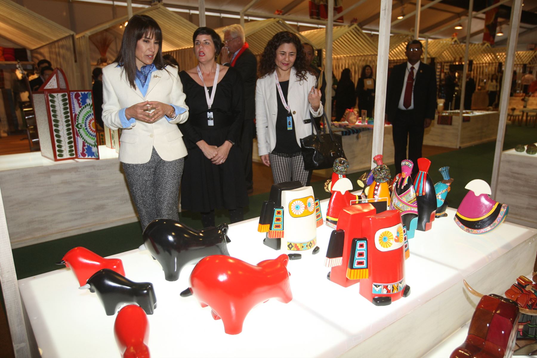 LIMA, PERÚ - OCTUBRE 06. Magaly Silva, ministra de Turismo y Comercio Exterior, visita la zona de artesanos donde se desarrollan las Reuniones Anuales del Banco Mundial y Fondo Monetario Internacional.


Foto: ANDINA/Juan Carlos Guzmán Negrini.