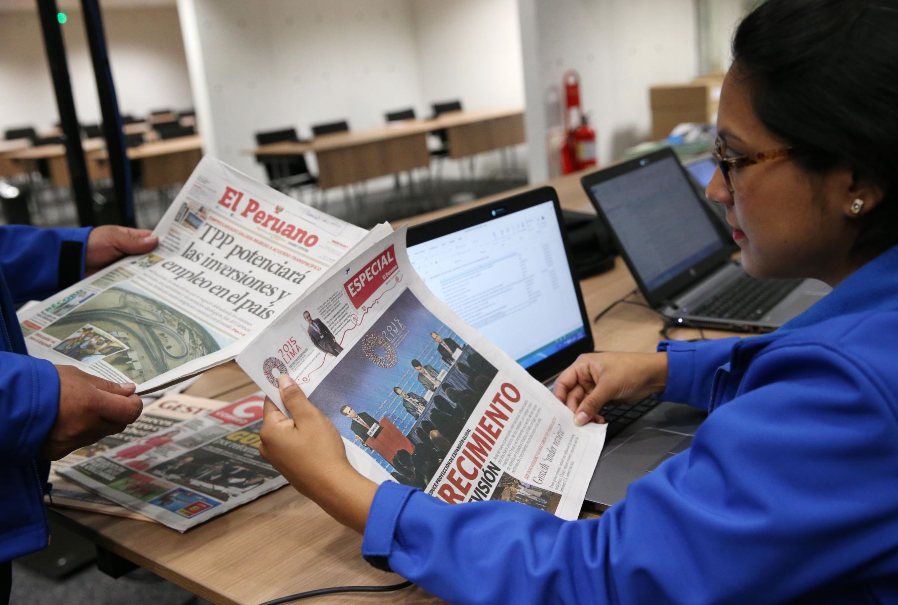 LIMA PERÚ, OCTUBRE 7. Asistentes a las Reuniones Anuales del Banco Mundial y FMI leen el Diario El Peruano y visitan la Web de la Agencia Andina. Foto: ANDINA/Melina Mejía