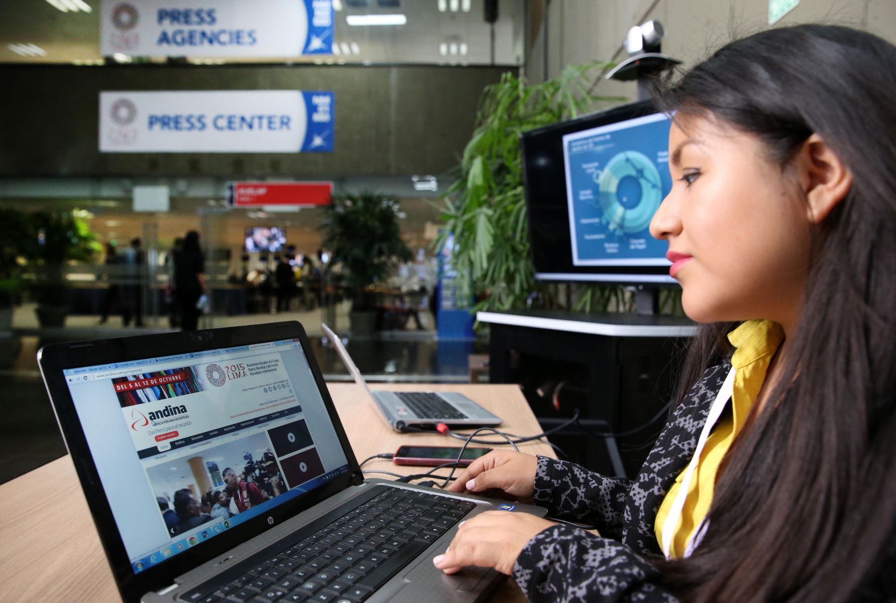 LIMA PERÚ, OCTUBRE 7. Asistentes a las Reuniones Anuales del Banco Mundial y FMI leen el Diario El Peruano y visitan la Web de la Agencia Andina. Foto: ANDINA/Melina Mejía