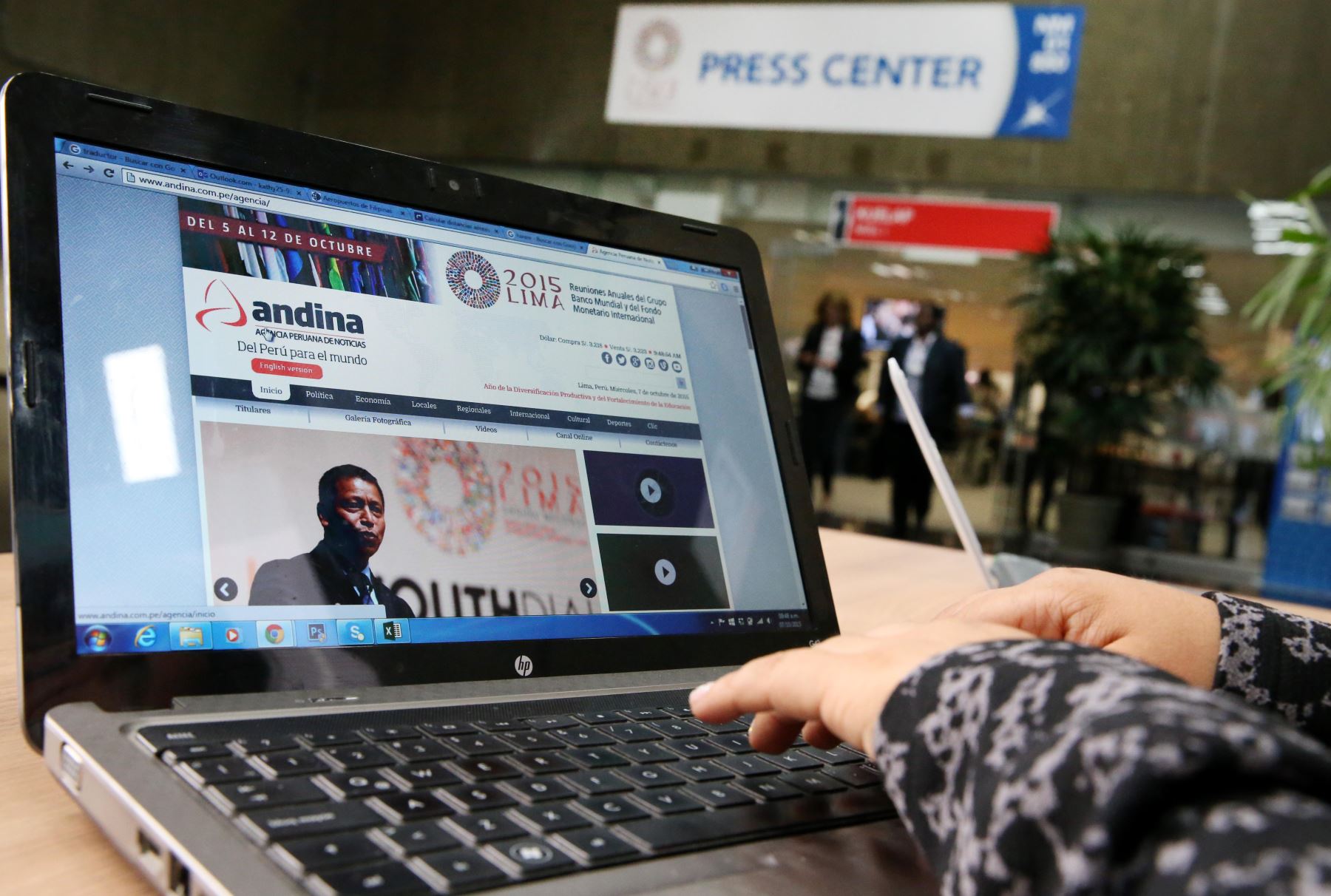 LIMA PERÚ, OCTUBRE 7. Asistentes a las Reuniones Anuales del Banco Mundial y FMI leen el Diario El Peruano y visitan la Web de la Agencia Andina. Foto: ANDINA/Melina Mejía