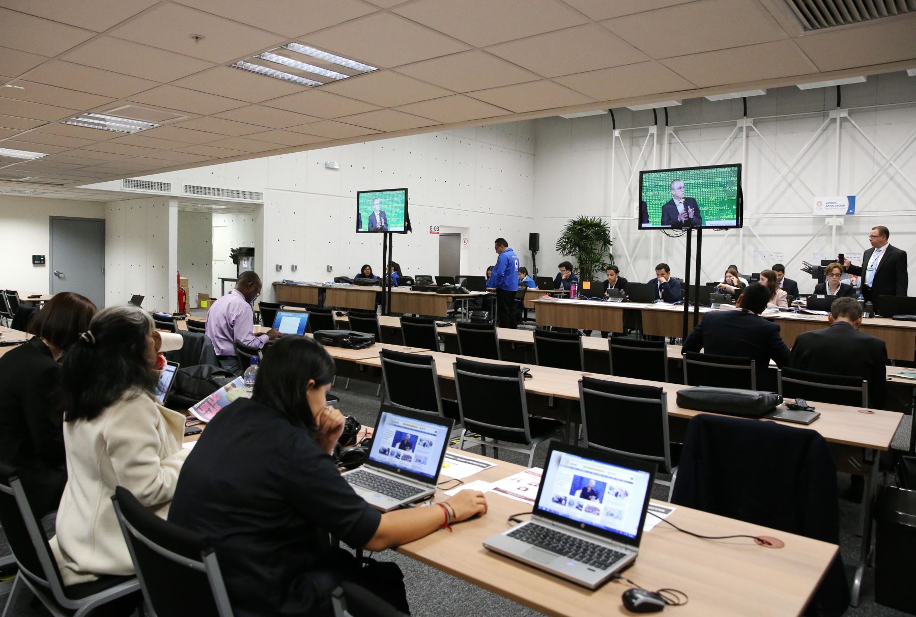 LIMA PERÚ, OCTUBRE 7. Periodistas nacionales e internacionales cubren  las Reuniones Anuales del Banco Mundial y FMI. Foto: ANDINA/Melina Mejía
