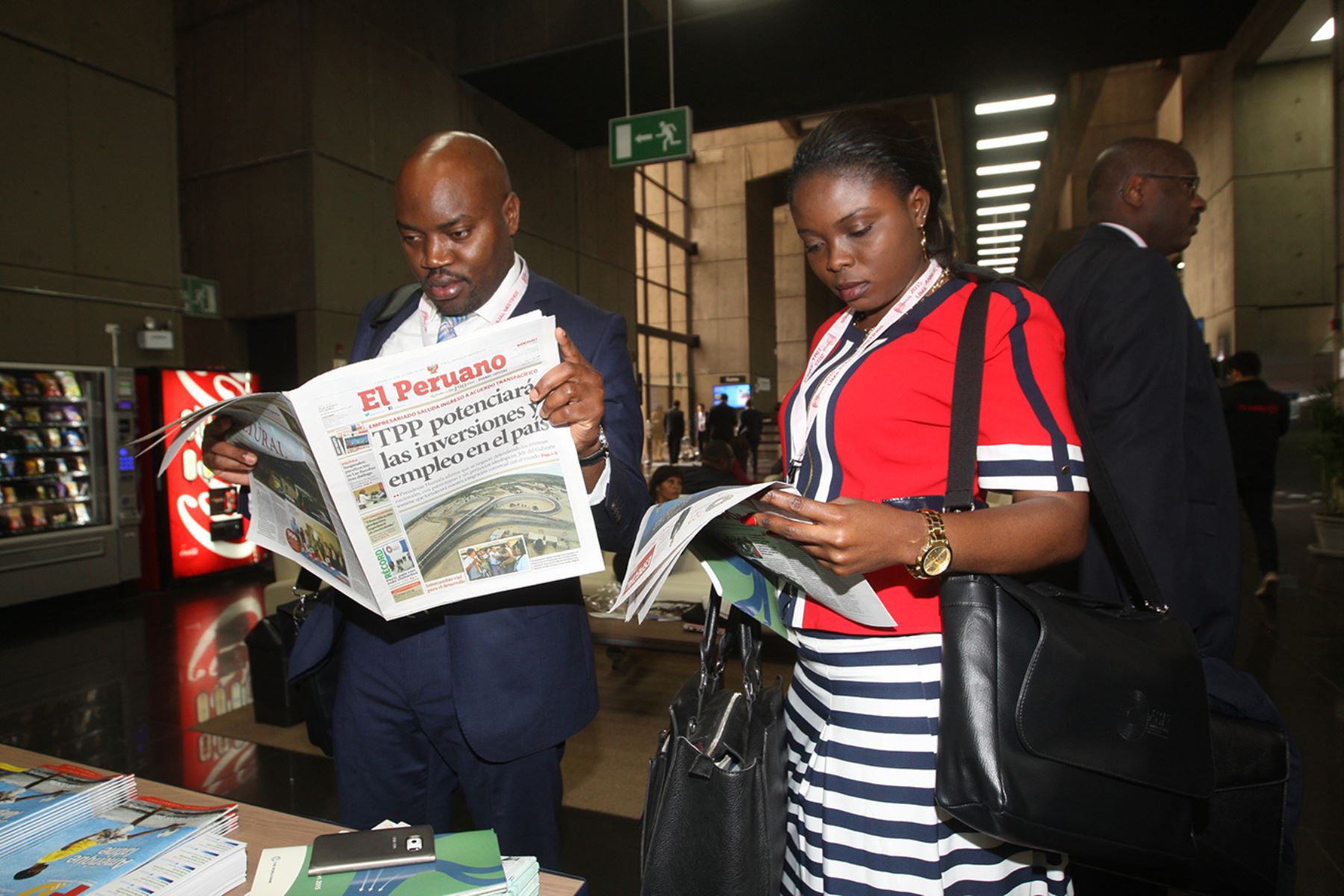 LIMA, PERÚ - OCTUBRE 07. Dos africanos asistentes a las Reuniones Anuales del Grupo Banco Mundial y del Fondo Monetario Internacional leen un ejemplar del Diario Oficial El Peruano. Foto: ANDINA / Juan Carlos Guzmán Negrini.