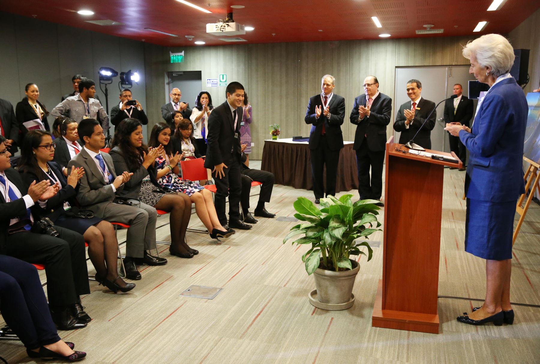 LIMA PERÚ, OCTUBRE 7. Con la presencia de la directora del FMI, Christine Lagarde; el ministro de Economía, Alonso Segura; y el presidente del BCR, Julio Velarde, se premia a los ganadores del Concurso de Fotografía para Jóvenes Latinoamericanos. Foto: ANDINA/Melina Mejía