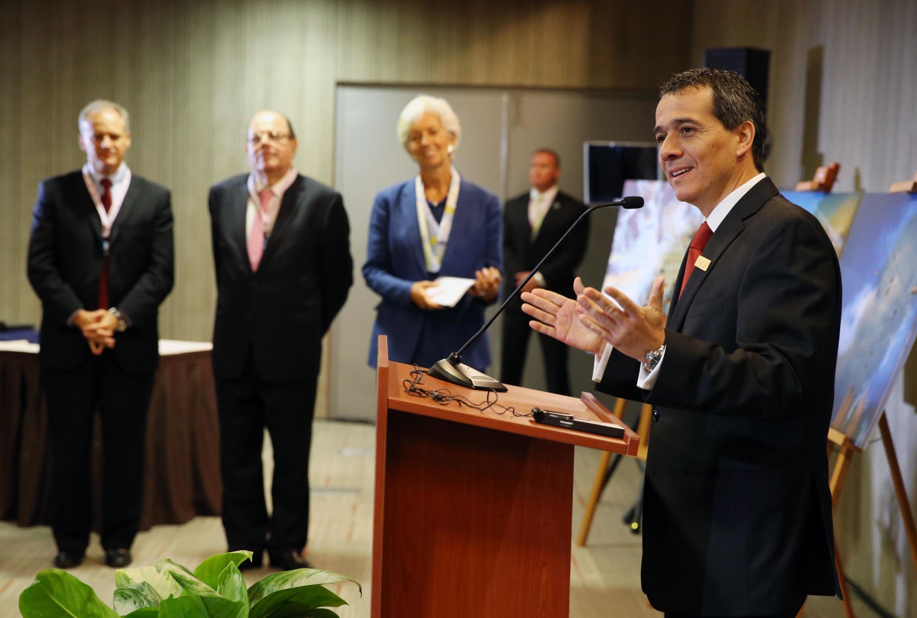 LIMA PERÚ, OCTUBRE 7. Con la presencia de la Directora del FMI, Christine Lagarde, el Ministro de Economia, Alonso Segura y el Presidente del BCR, Julio Velarde se premia a los ganadores del Concurso de Fotografía para Jóvenes Latinoamericanos. Foto: ANDINA/Melina Mejía