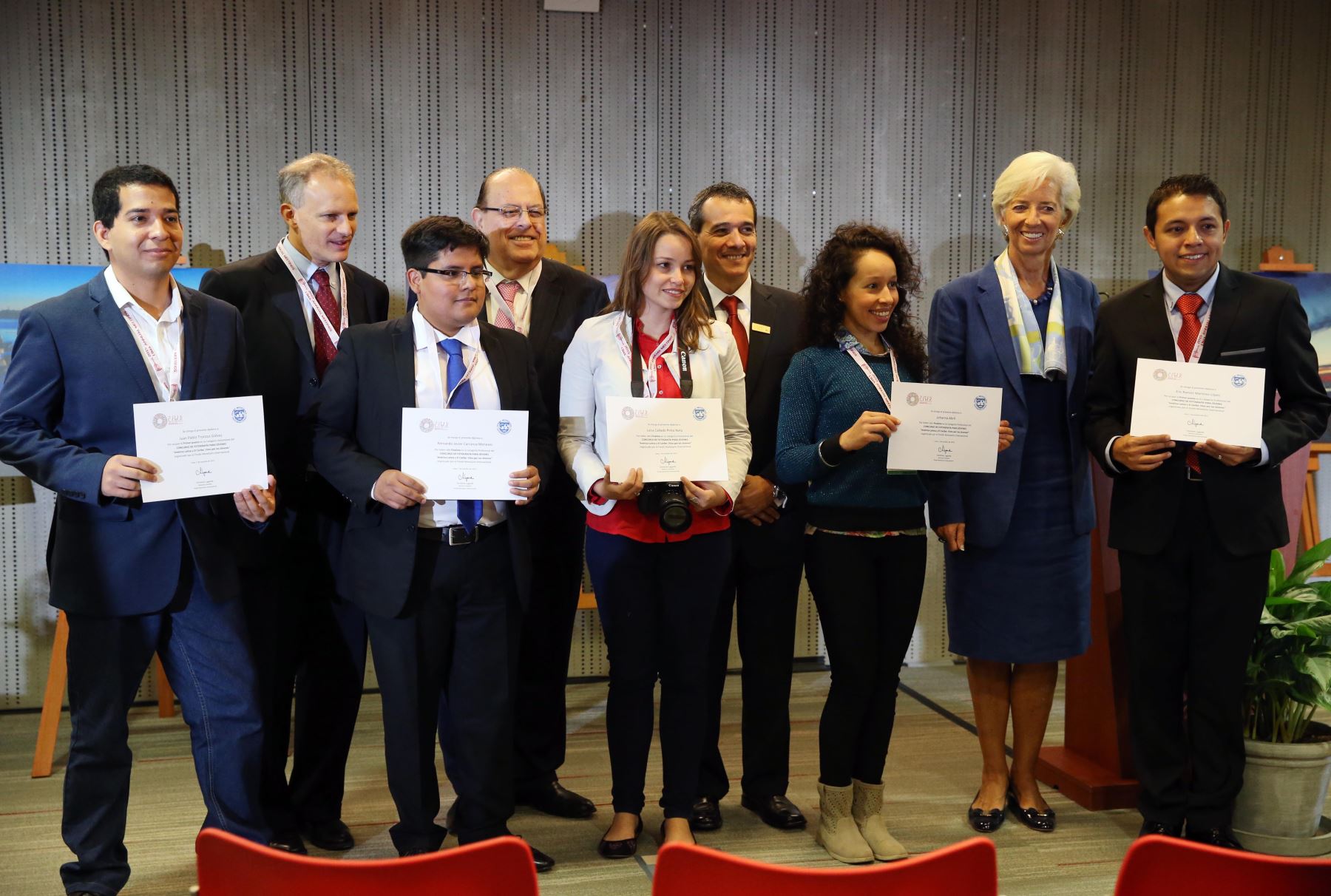 LIMA PERÚ, OCTUBRE 7. Con la presencia de la Directora del FMI, Christine Lagarde, el Ministro de Economia, Alonso Segura y el Presidente del BCR, Julio Velarde se premia a los ganadores del Concurso de Fotografía para Jóvenes Latinoamericanos. Foto: ANDINA/Melina Mejía