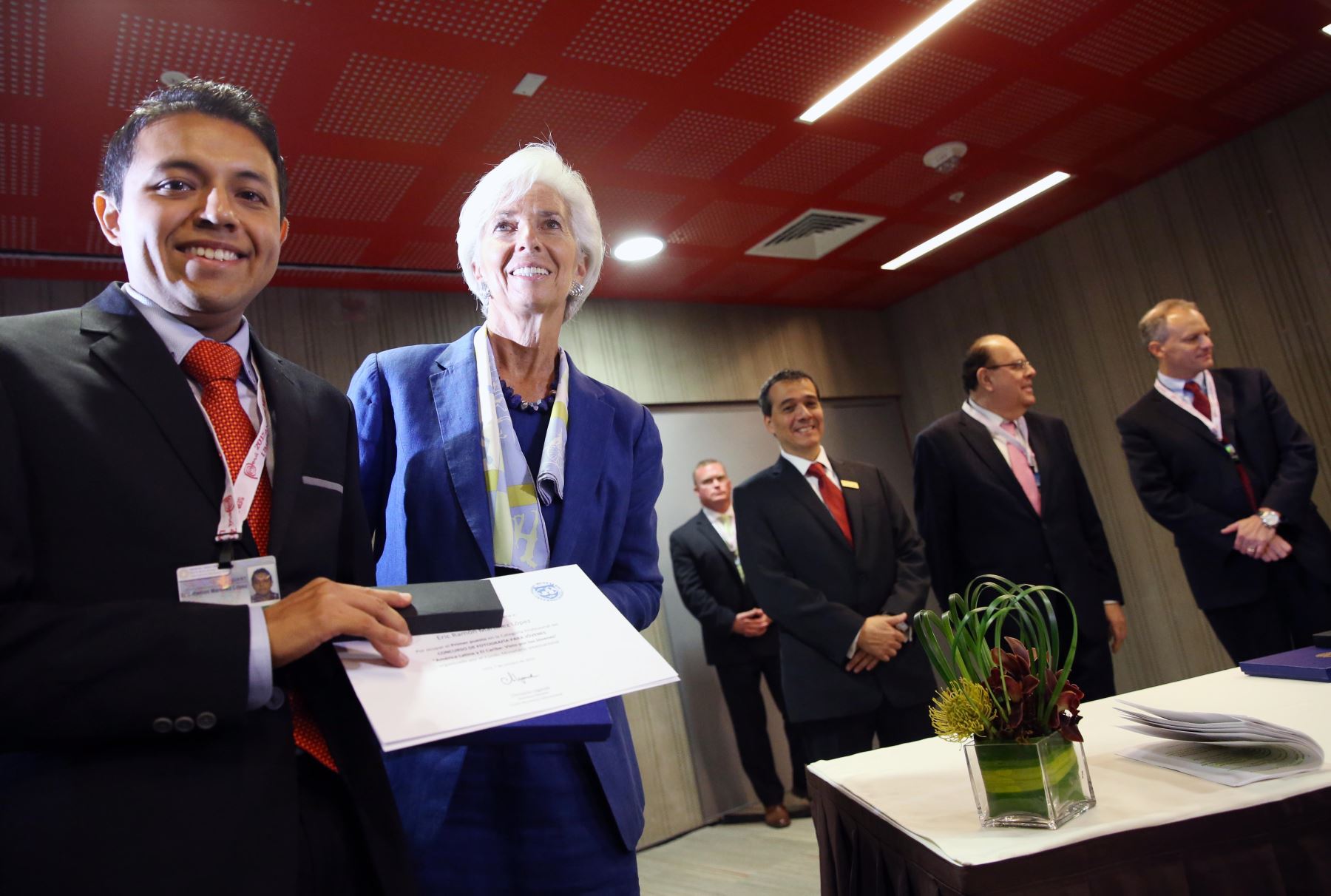 LIMA PERÚ, OCTUBRE 7. Con la presencia de la Directora del FMI, Christine Lagarde, el Ministro de Economia, Alonso Segura y el Presidente del BCR, Julio Velarde se premia a los ganadores del Concurso de Fotografía para Jóvenes Latinoamericanos. Foto: ANDINA/Melina Mejía