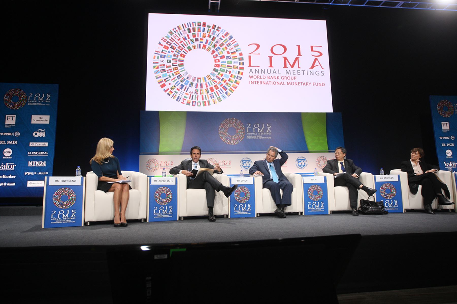 LIMA, PERÚ - OCTUBRE 07.Foro: América Latina en Primer Plano, participan  David Lipton, primer subdirector gerente del FMI, Piero Ghezzi, ministro de la Producción, Caroline Atkinson subasesora de seguridad en economía internacional de EEUU, Eswar Prasad, profesor de la universidad de Cornell y Lee Yi Shyan, ministrio de Industria de Singapur.

Foto: ANDINA/Juan Carlos Guzmán Negrini.