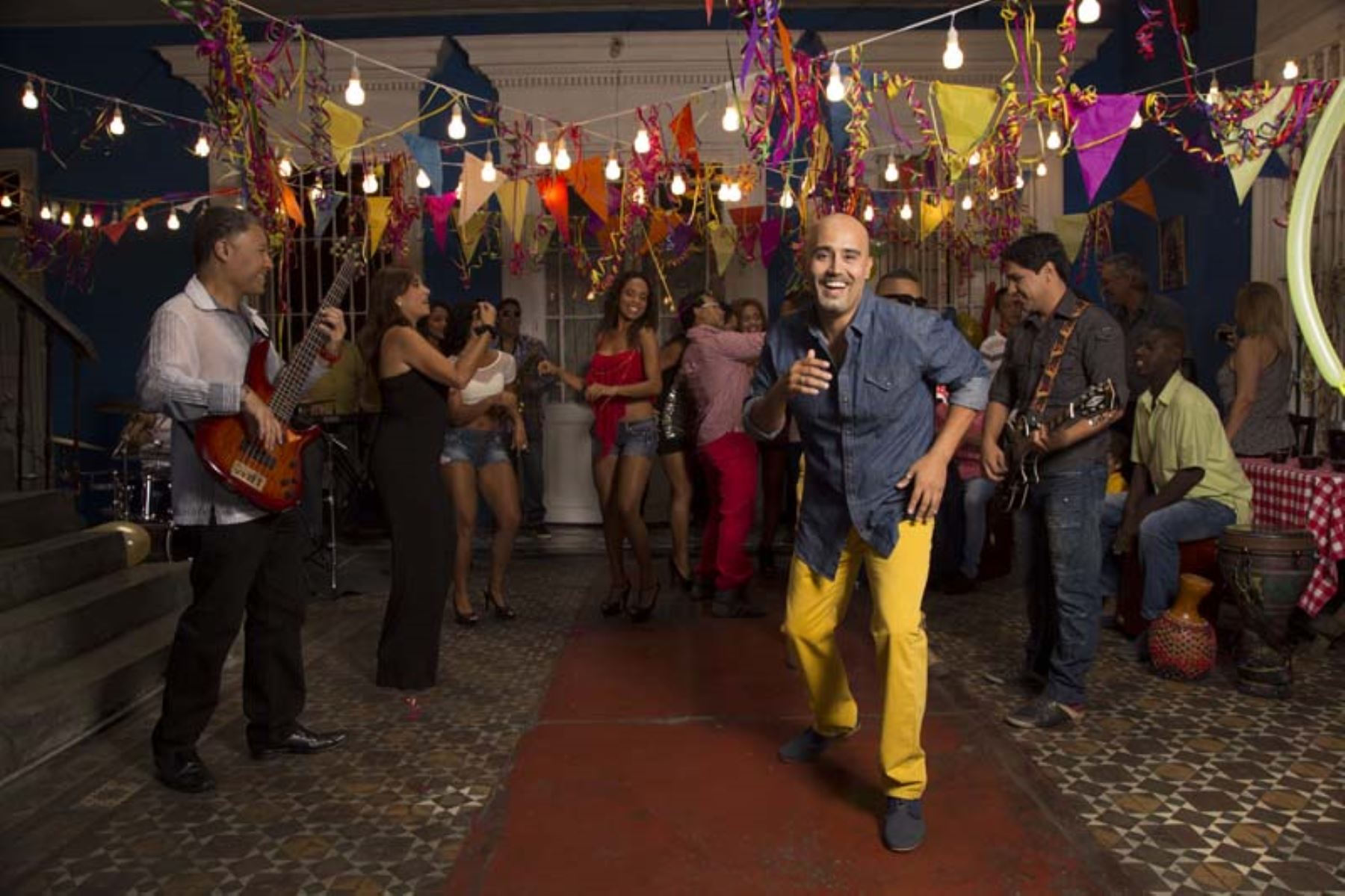 Marco Romero lanza disco con himno mundialista "Porque yo creo en ti".