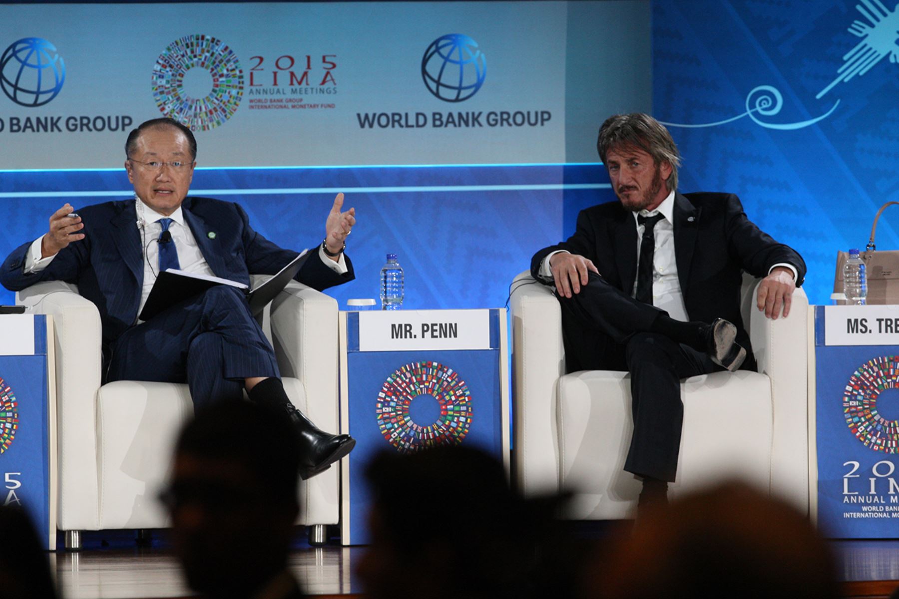 LIMA, PERÚ - OCTUBRE 08. Actor estadounidense Sean Penn participa de uno de los foros de la Junta de Gobernadores del Banco Mundial y el FMI.

Foto: ANDINA/Juan Carlos Guzmán Negrini.