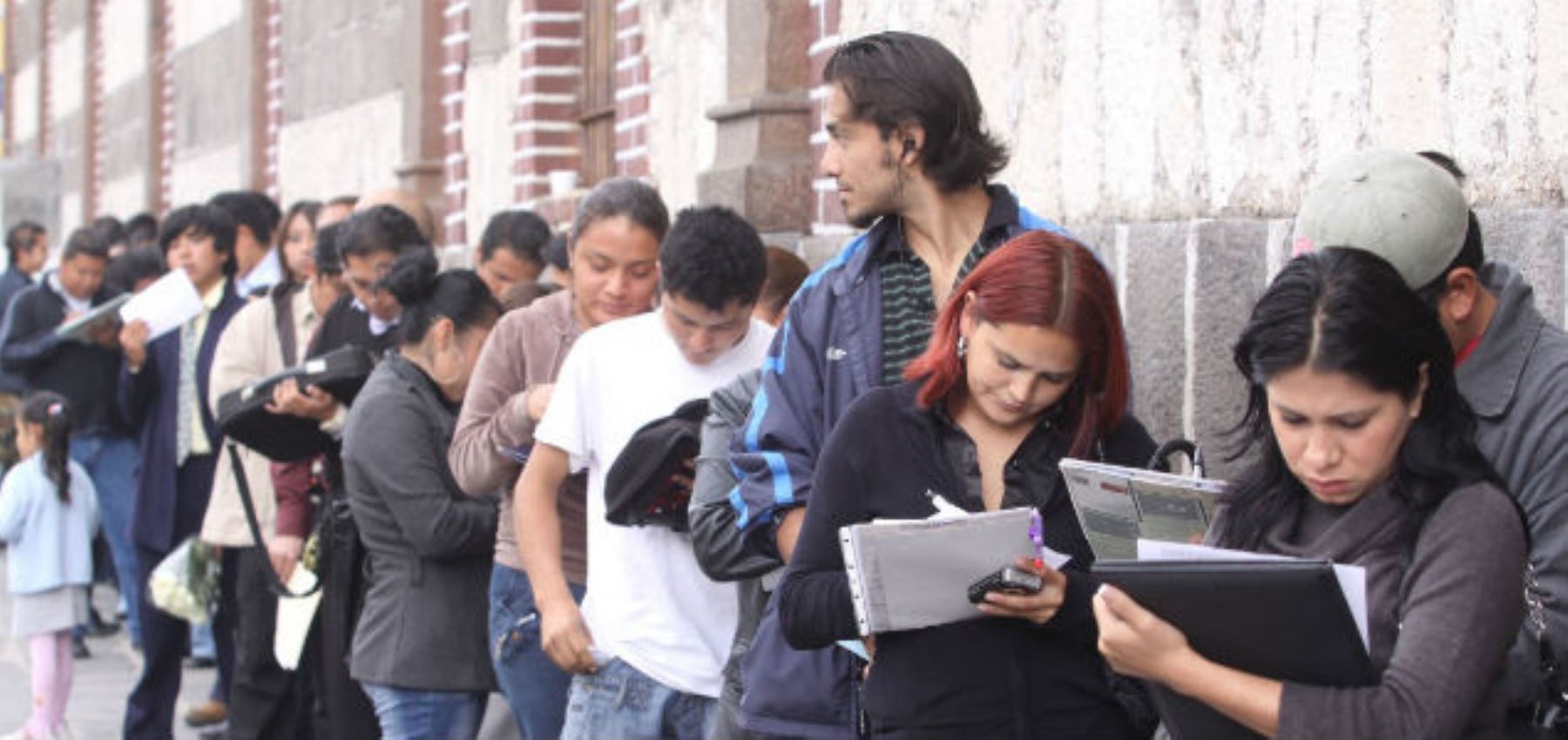Empleo juvenil: por qué es tan difícil hoy en día (y qué habilidades son imprescindibles según un experto de LinkedIn)