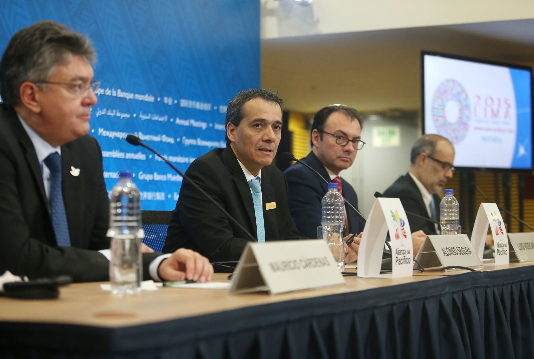 LIMA PERÚ, OCTUBRE 9. Ministro de Economia, Alonso Segura, acompañado por los ministros de economía de la Alianza del Pacifico, ofrecen conferencia de prensa. Foto: ANDINA/Melina Mejía