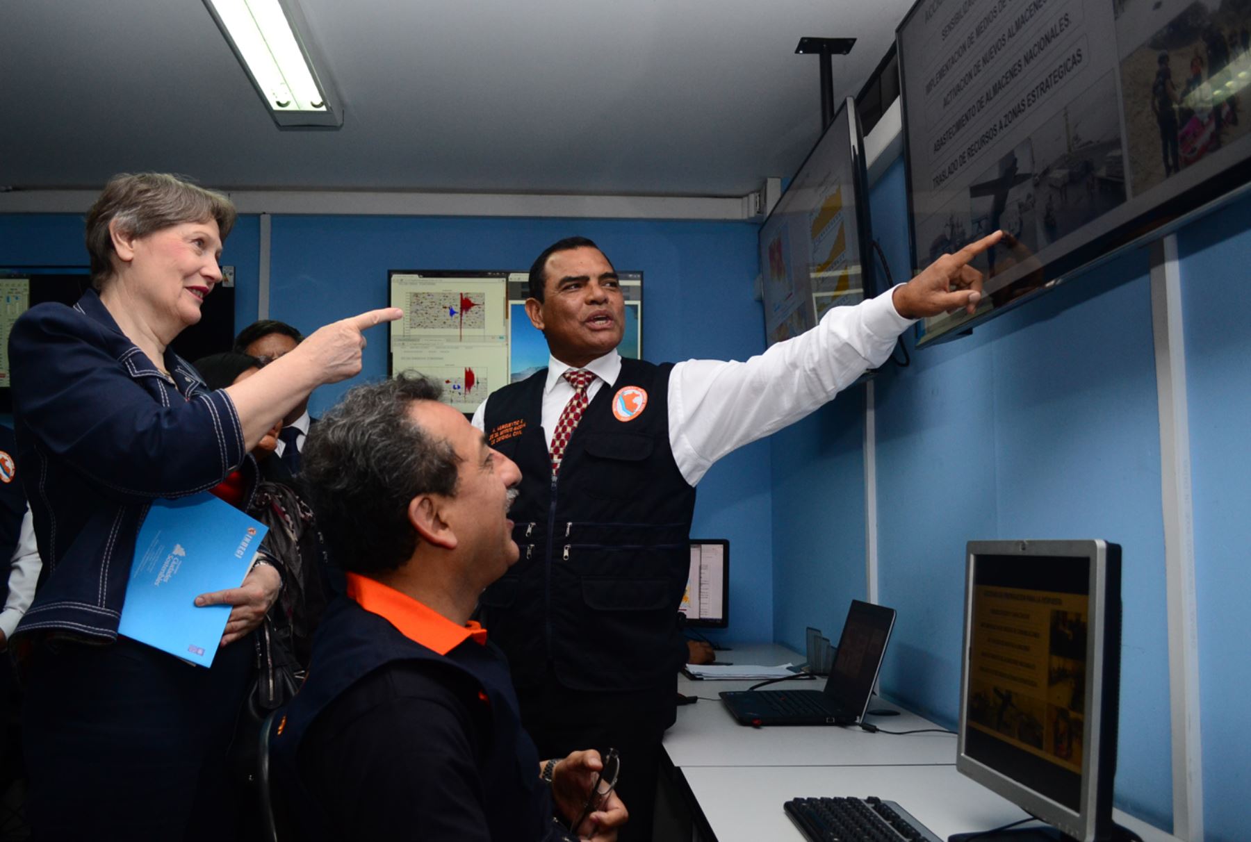 LIMA PERÚ, OCTUBRE 9. Jefa del PNUD a nivel mundial, Helen Clark, visitó el Centro de Operaciones de Emergencia Nacional (COEN) de San Borja. Foto: ANDINA/Diana Marcelo