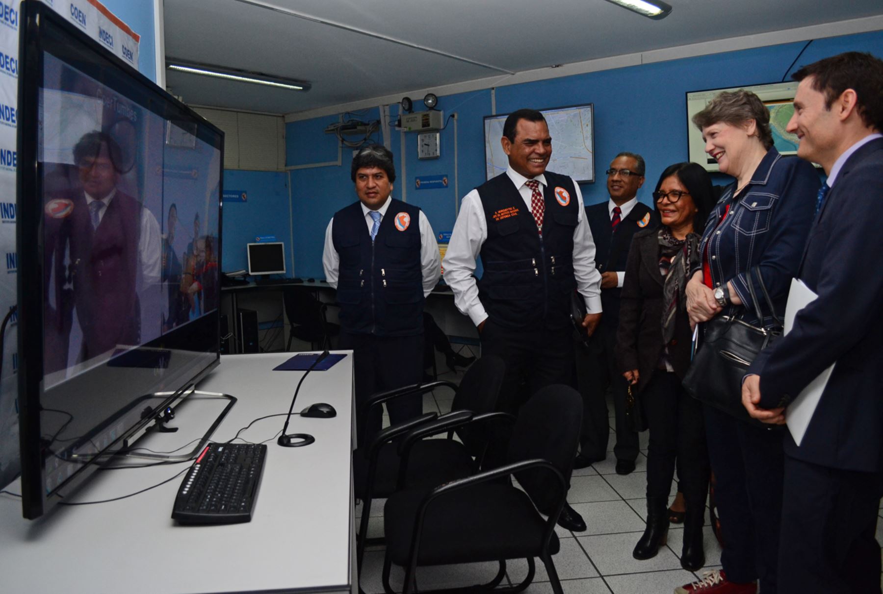 LIMA PERÚ, OCTUBRE 9. Jefa del PNUD a nivel mundial, Helen Clark, visitó el Centro de Operaciones de Emergencia Nacional (COEN) de San Borja. Foto: ANDINA/Diana Marcelo