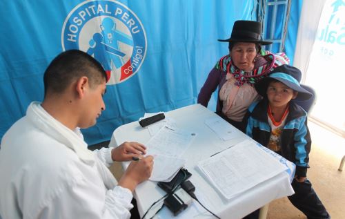 Especialistas brindan atención médica a 600 niños de Pasco para descartar si están afectados por exposición a metales pesados.