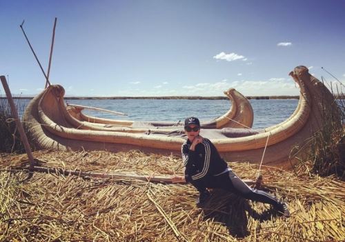Katy Perry posa delante de dos embarcaciones hechas de totora en la isla de los uros, en Puno.