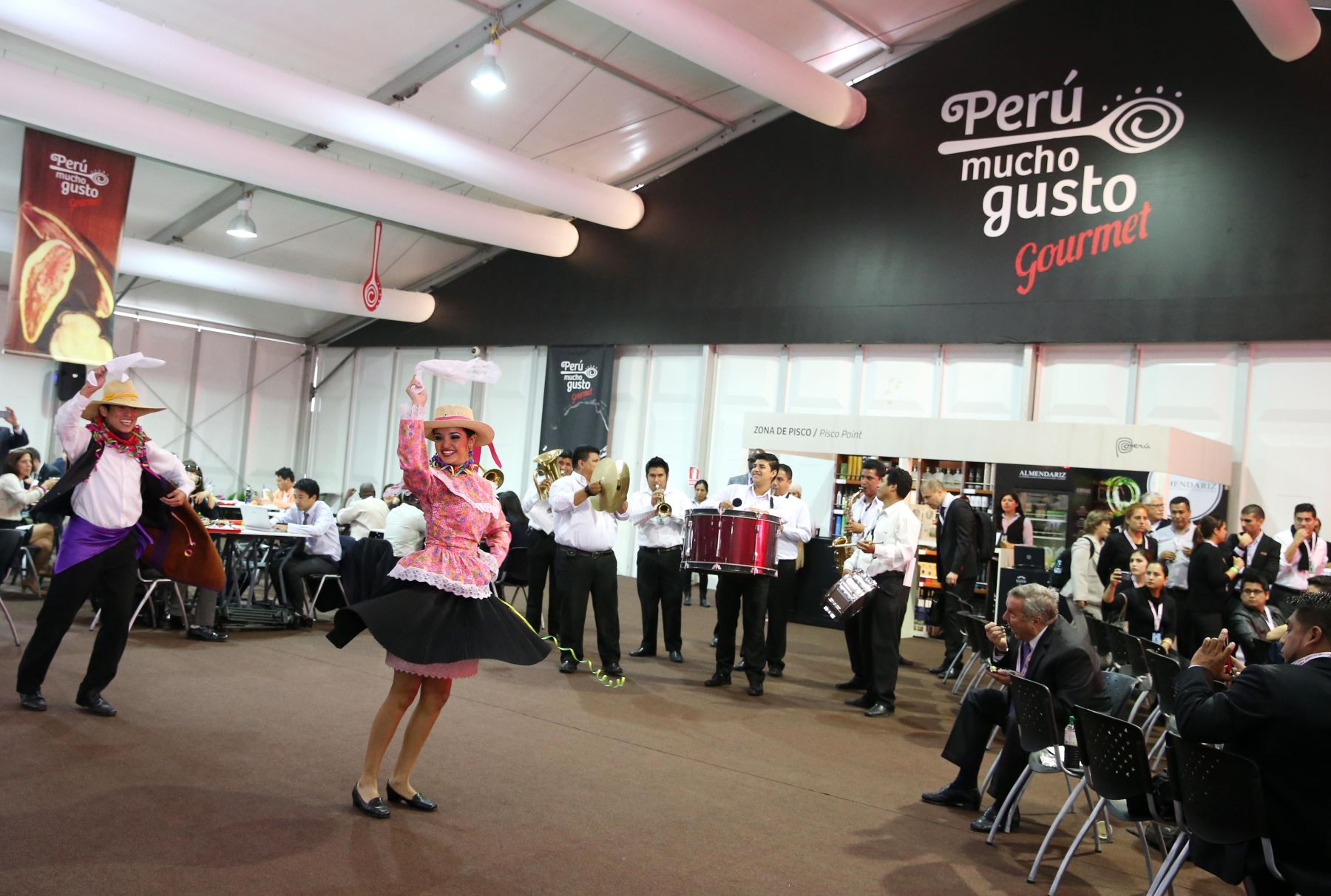 LIMA PERÚ, OCTUBRE 9. "Flashmob" con música peruana en Reuniones Anuales del GBM y el FMI. Foto: ANDINA/Melina Mejía