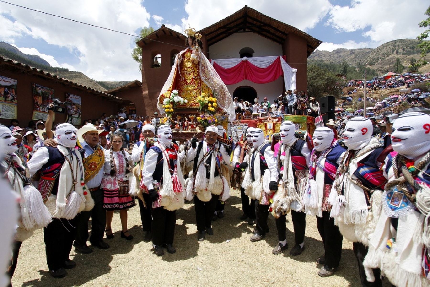 Fiesta de la Virgen del Rosario en Huallhua, en Cusco, congregó a multitud de fieles.