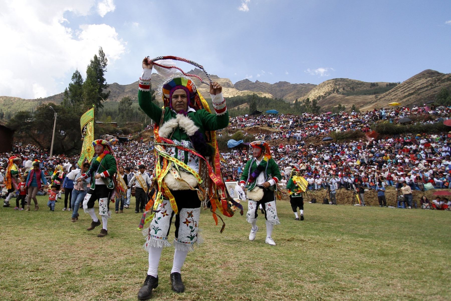 Fiesta de la Virgen del Rosario en Huallhua, en Cusco, congregó a multitud de fieles.