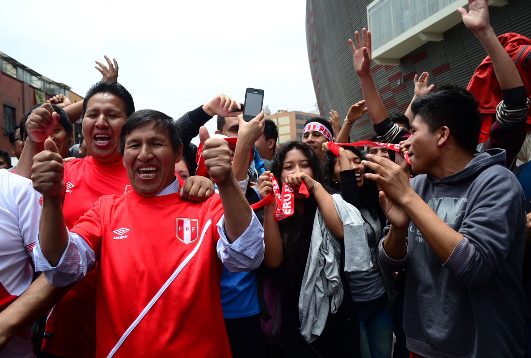 LIMA PERÚ, OCTUBRE 13. Hinchas de la selección peruana esperar el ingreso al estadio nacional para el partido Perú - Chile.  Foto: ANDINA/Diana Marcelo