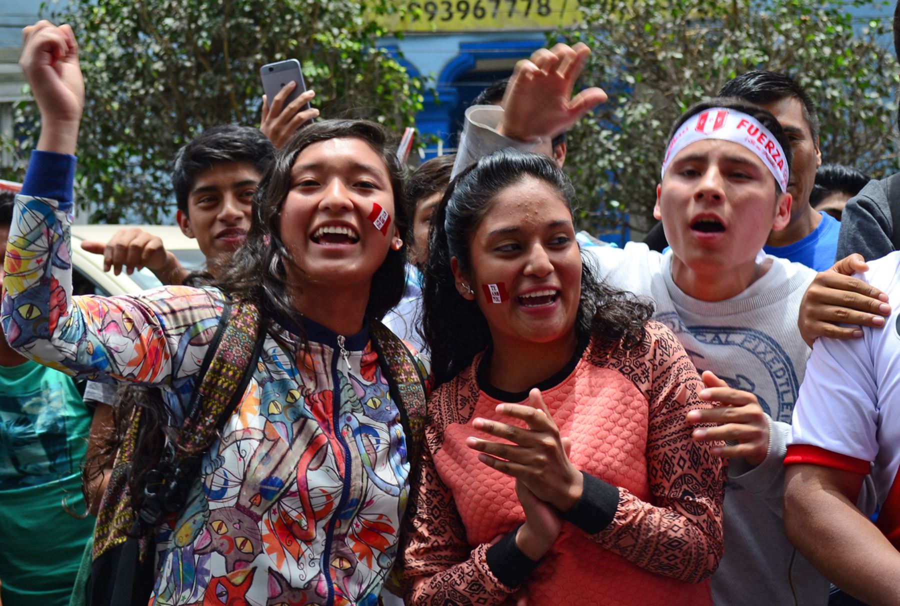 LIMA PERÚ, OCTUBRE 13. Hinchas de la selección peruana esperan el ingreso al estadio nacional para el partido Perú - Chile.  Foto: ANDINA/Diana Marcelo