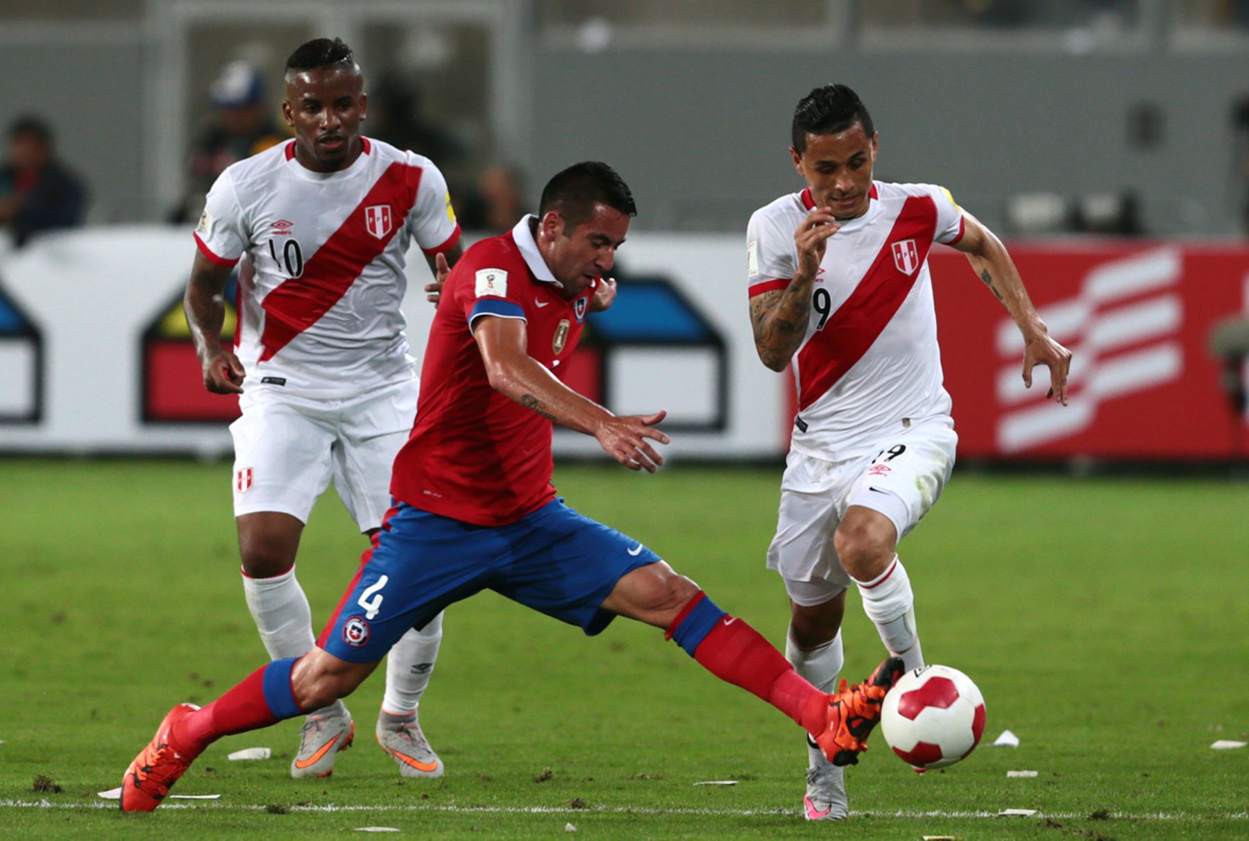 Perú jugando con diez hombre pierde ante los chilenos por Eliminatorias Rusia 2018.Foto: ANDINA/Carlos Lezama