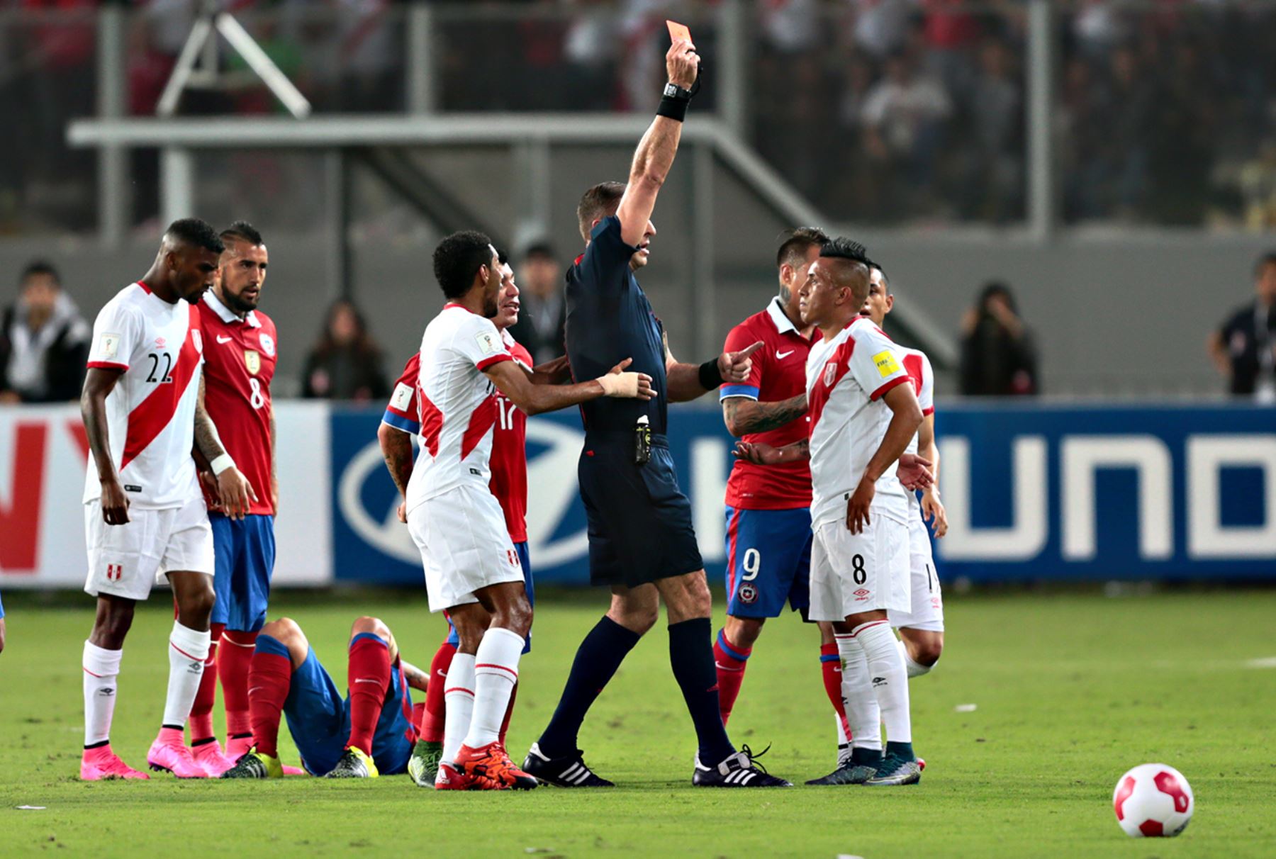 Perú jugando con diez hombre pierde ante los chilenos por Eliminatorias Rusia 2018.Foto: ANDINA/Carlos Lezama