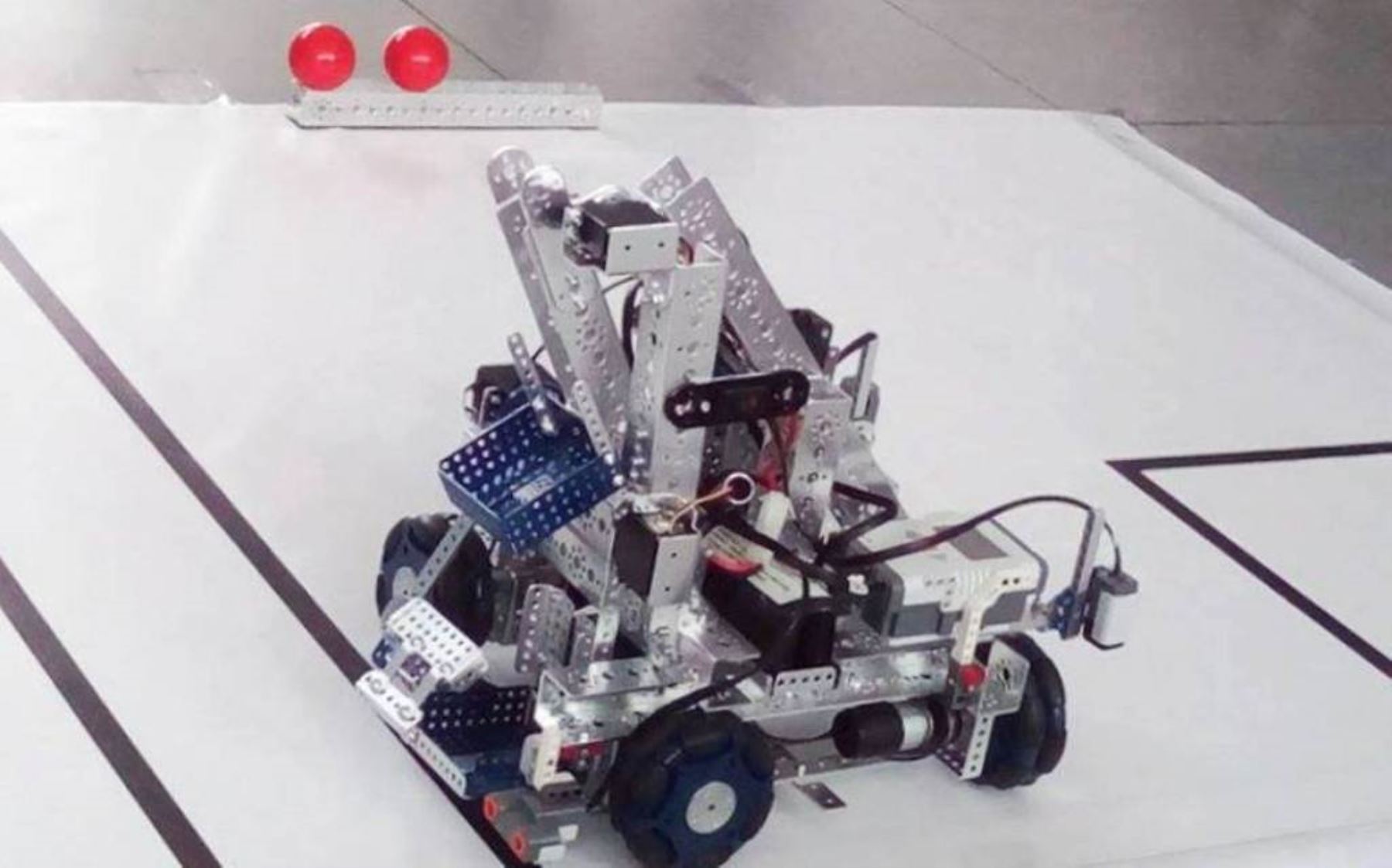Robot "Uniecibot" diseñado en Universidad de Cajamarca, el cual participará en la Olimpiada Mundial de Robótica, a realizarse en Qatar.