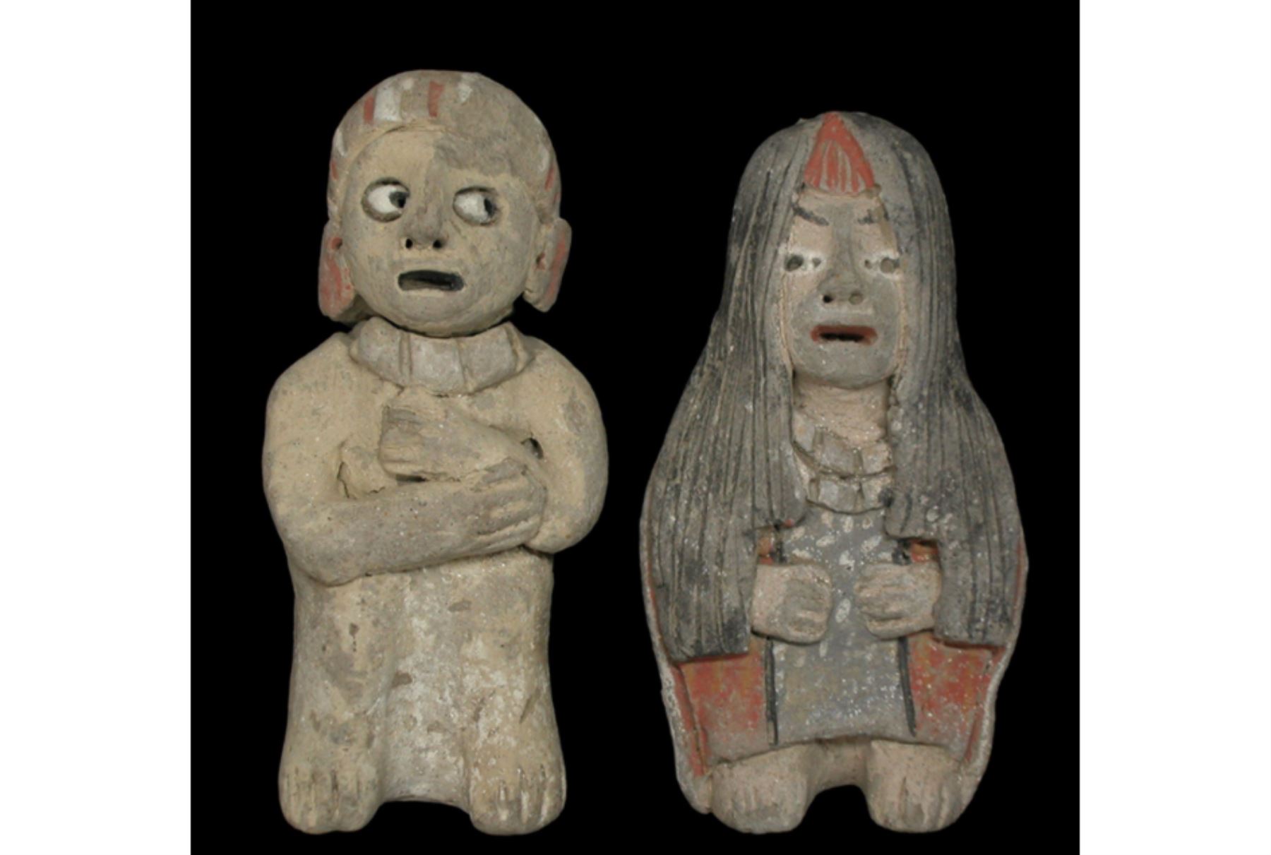 Estatuillas de sacerdotisa y acompañante halladas en 2006 en el asentamiento arqueológico de Miraya. Foto: PEACS.