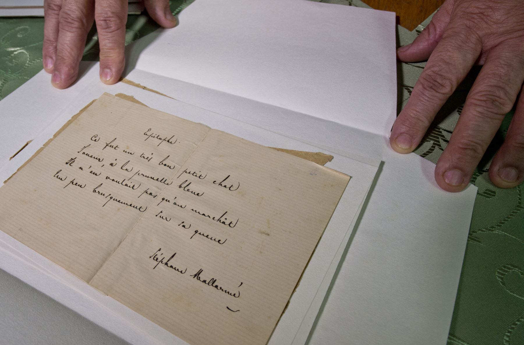 Muestra de un epitafio escrito por el autor francés Stephane Mallarmé. Foto: AFP