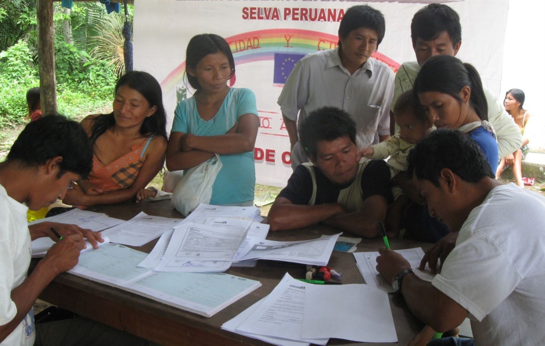 Pobladores de origen awajún hacen trámite para obtener su Documento Nacional de Identidad o registrar nacimientos de sus hijos.