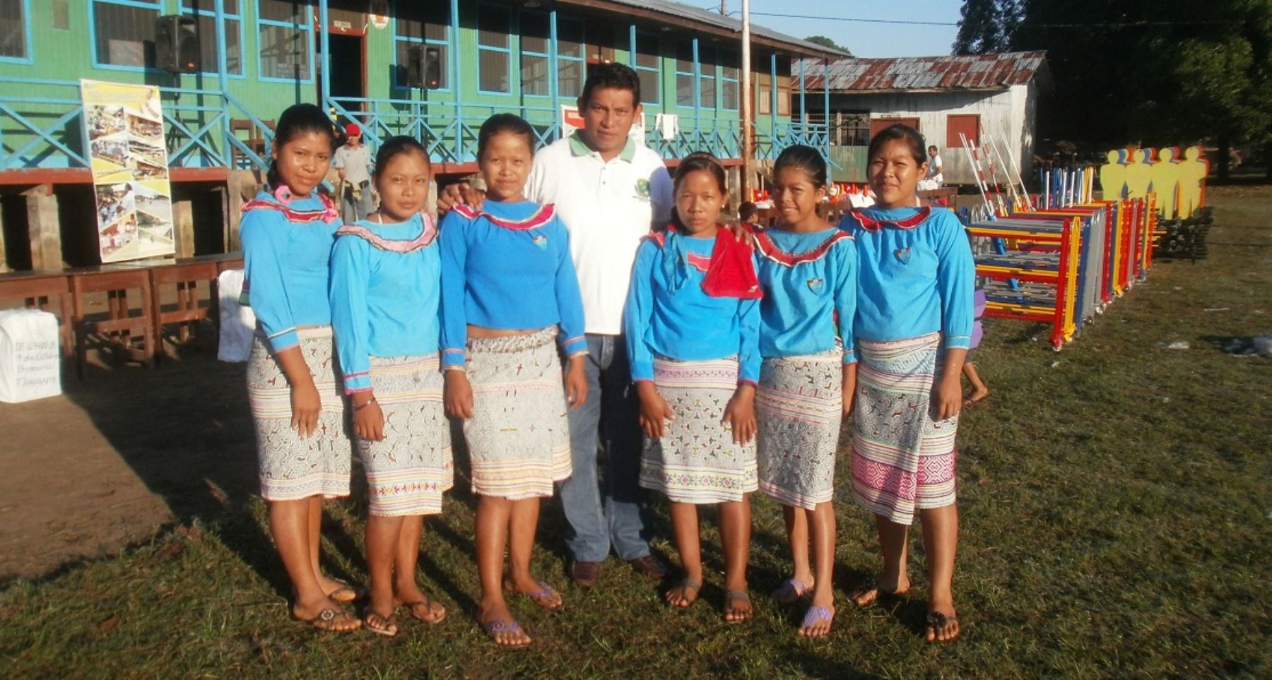 Alumnas y docente de escuela intercultural bilingüe de Atalaya, departamento de Ucayali.