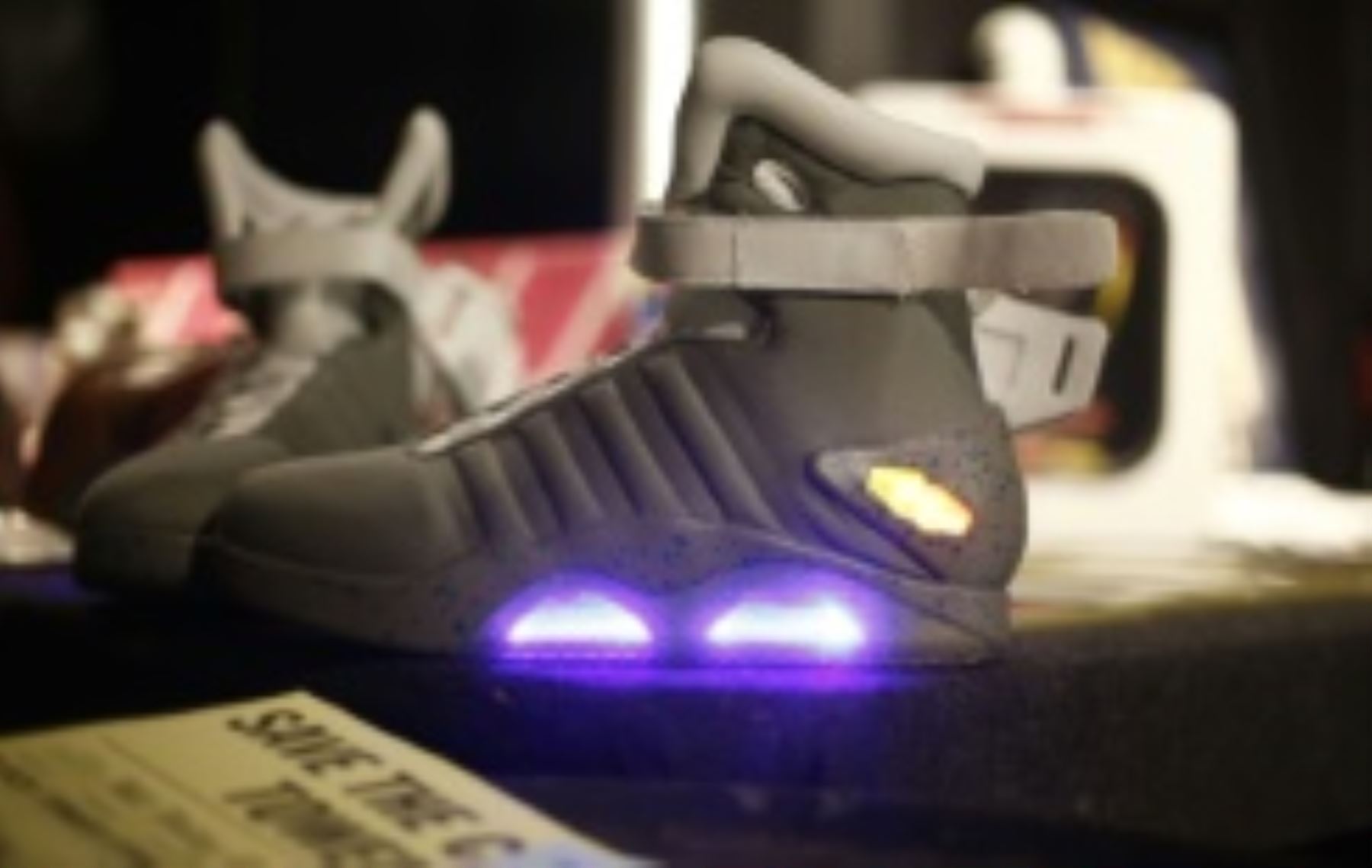 Botas de juguete emulando a las de la película "Back to the Future" en la celebración del 30 aniversario de la película en Sao Paulo. Foto: AFP