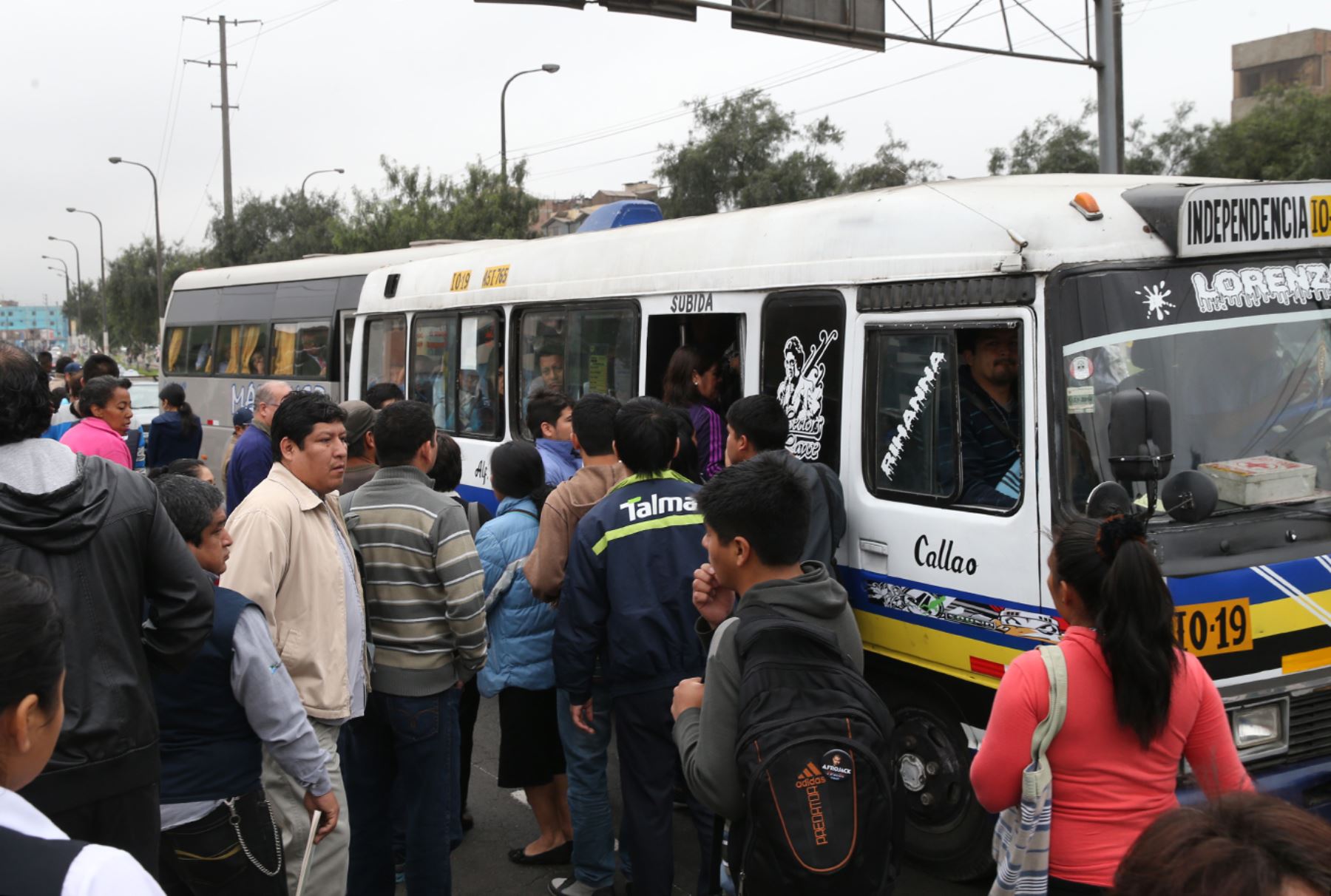 Cerca de 160 empresas de transporte del Callao acatan hoy un paro que está afectando a miles de usuarios que se quejan por la falta de unidades y por el excesivo incremento en las tarifas que cobran algunos transportistas.