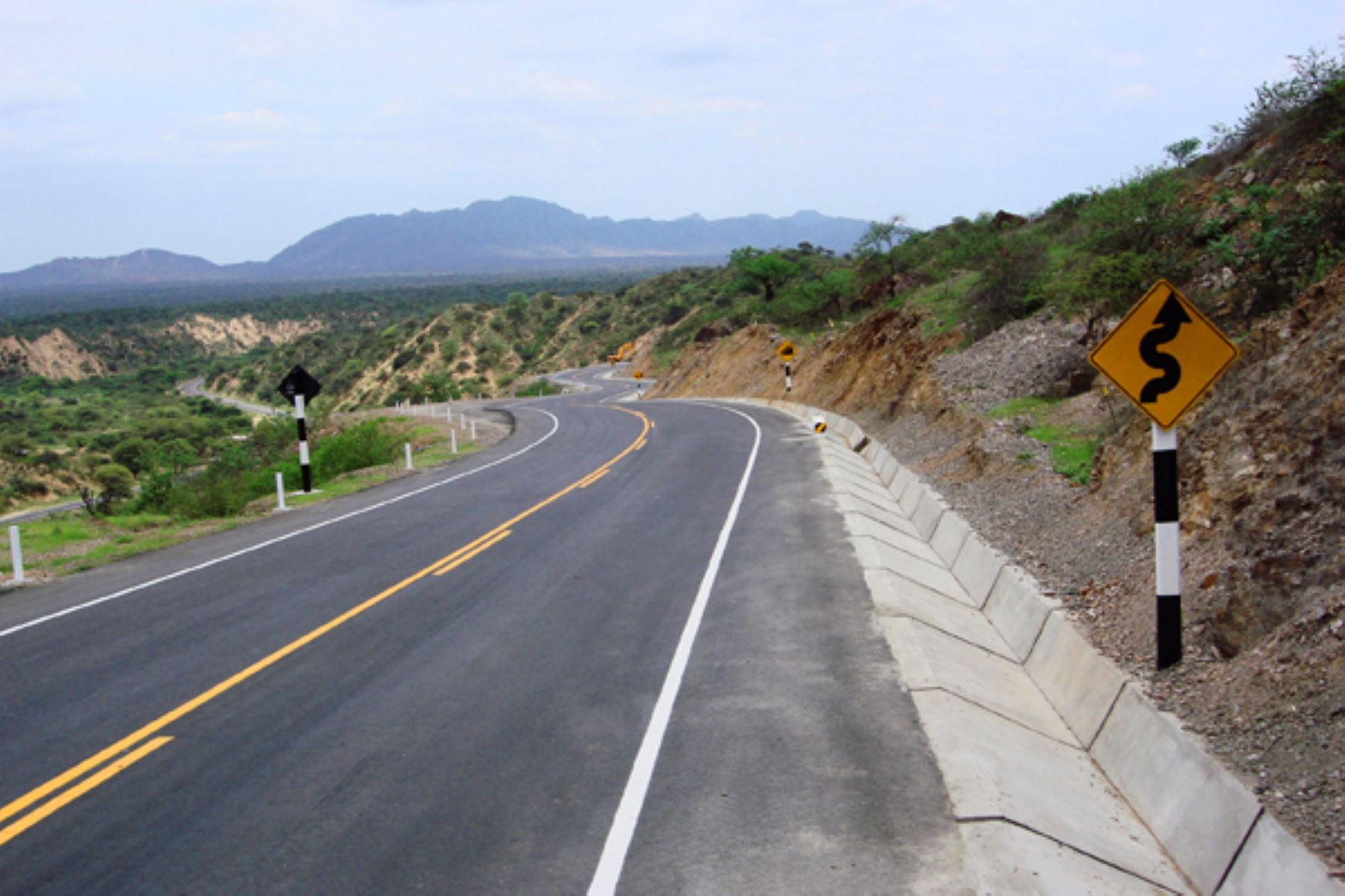 Operarios de obra contentos con la opción rentable para proyectos públicos y privados