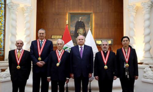Jefe del Gabinete condecoró a Bedoya Reyes y Wagner Tizón. Foto: Difusión.