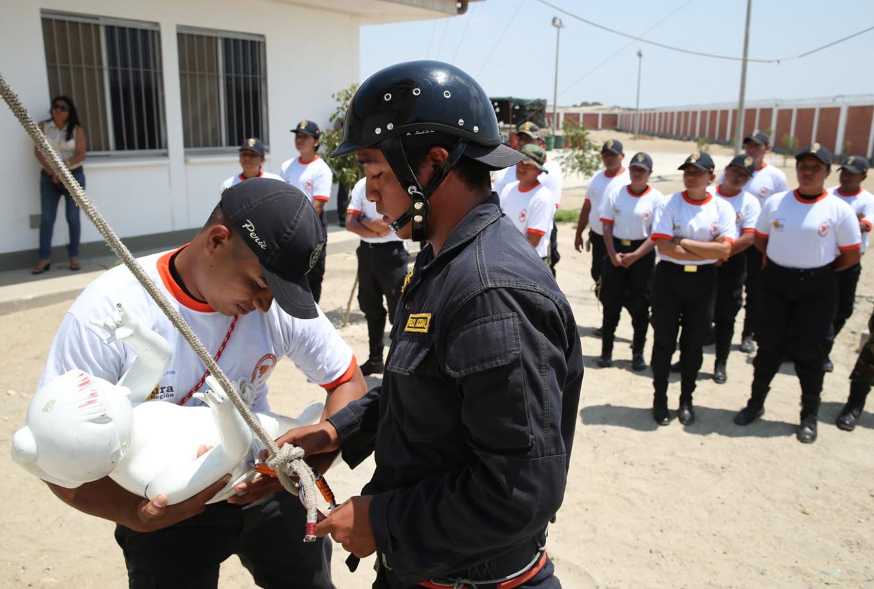 PIURA PERÚ, OCTUBRE 26. Se realizá el 3º Curso de Brigadas de Rescate, Emergencia ante fenómeno del niño, para la policía y el ejercito. Foto: ANDINA/Melina Mejía