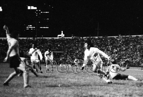 Caracas, Venezuela / Hugo Sotil marca el gol peruano y celebra a todo pulmón. Perú se coronó campeón sudamericano al vencer por 1 - 0 a Colombia en Caracas. Foto: ANDINA/ Archivo El Peruano