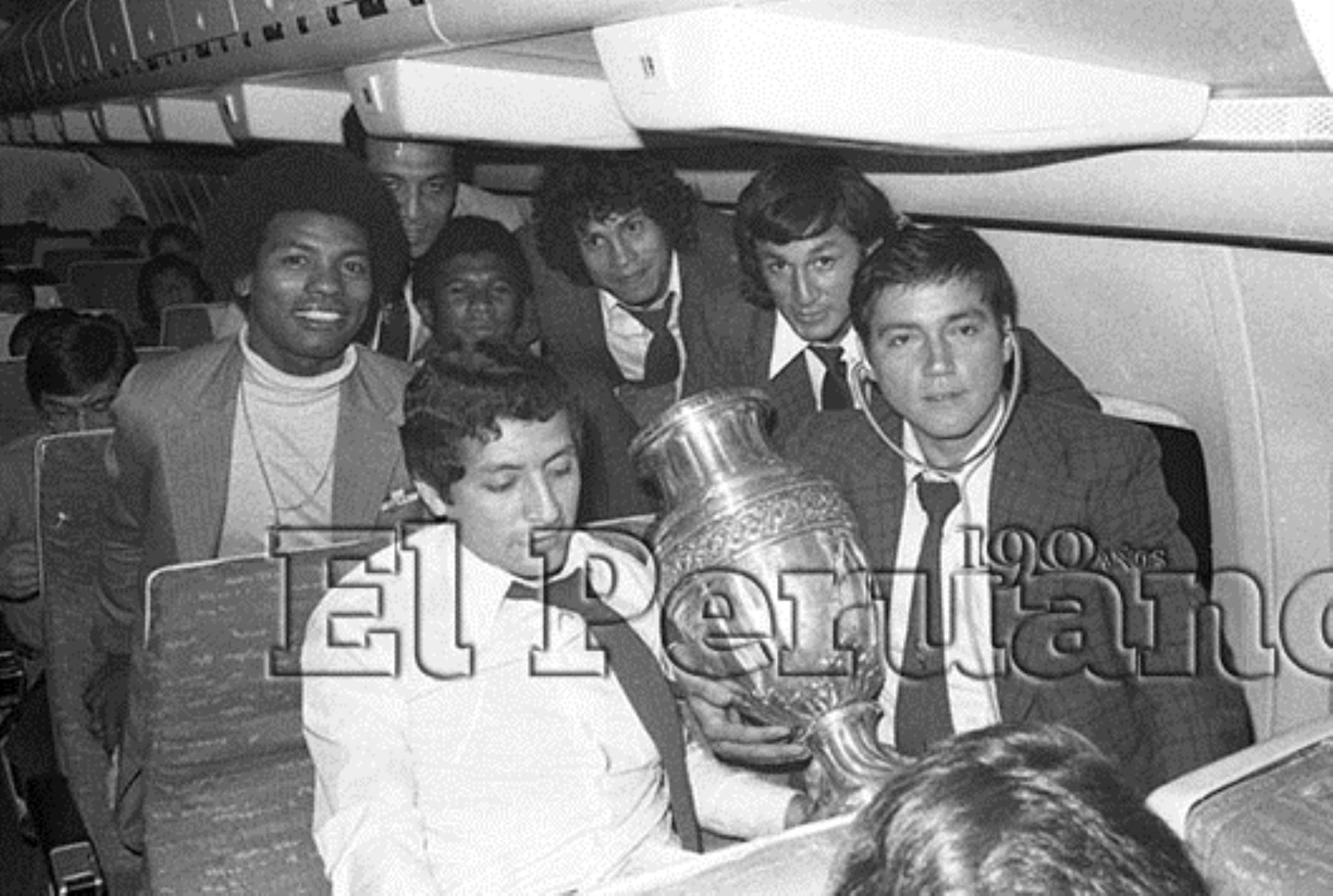 Lima - 30 octubre 1975 / Los integrantes de la selección peruana de fútbol  a bordo del avión British Airways que los trajo con la Copa América. Perú se coronó campeón sudamericano al vencer a Colombia por 1-0 en Caracas. Foto: ANDINA/ Archivo El Peruano