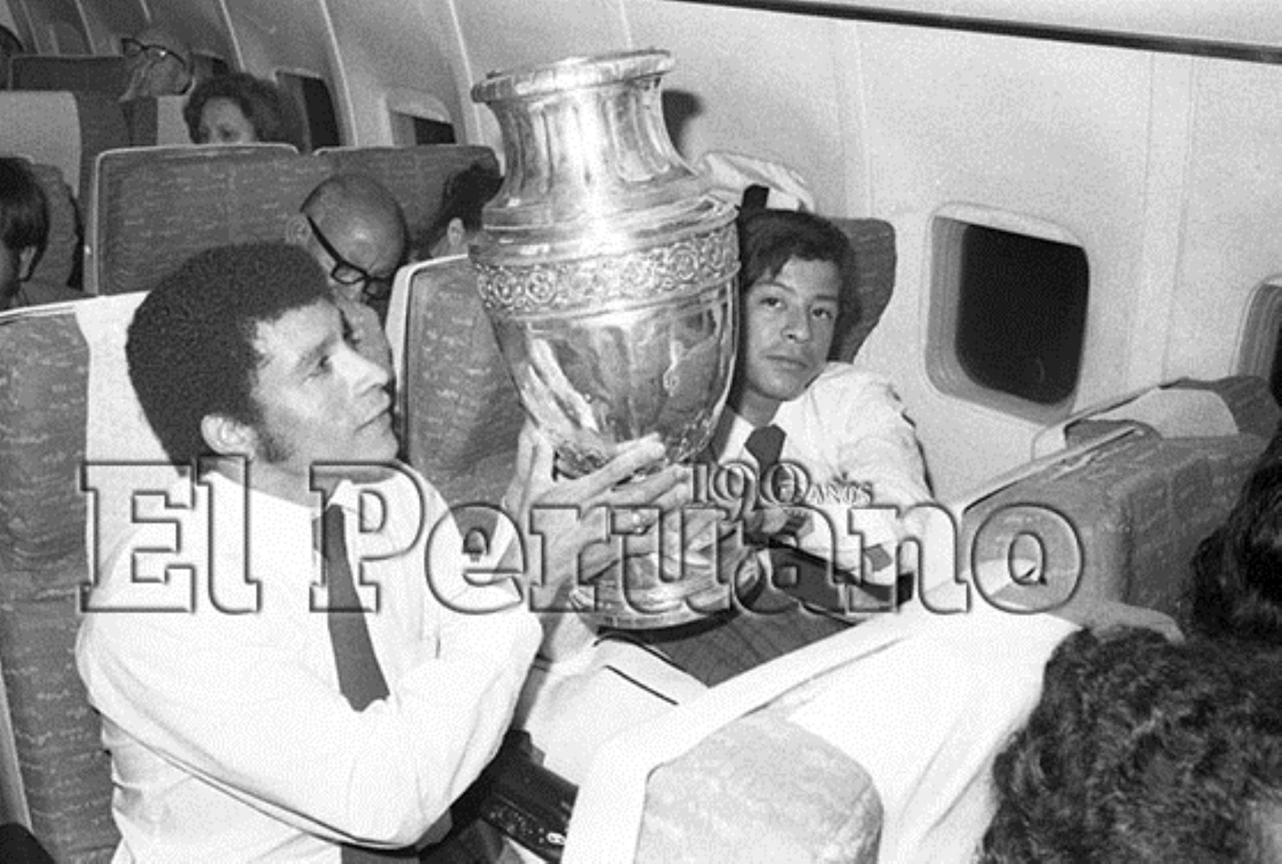 Lima - 30 octubre 1975 / Héctor Chumpitaz y los integrantes de la selección peruana de fútbol  a bordo del avión British Airways que los trajo con la Copa América. Perú se coronó campéon sudamericano al vencer a Colombia por 1-0 en Caracas. Foto: ANDINA/ Archivo El Peruano