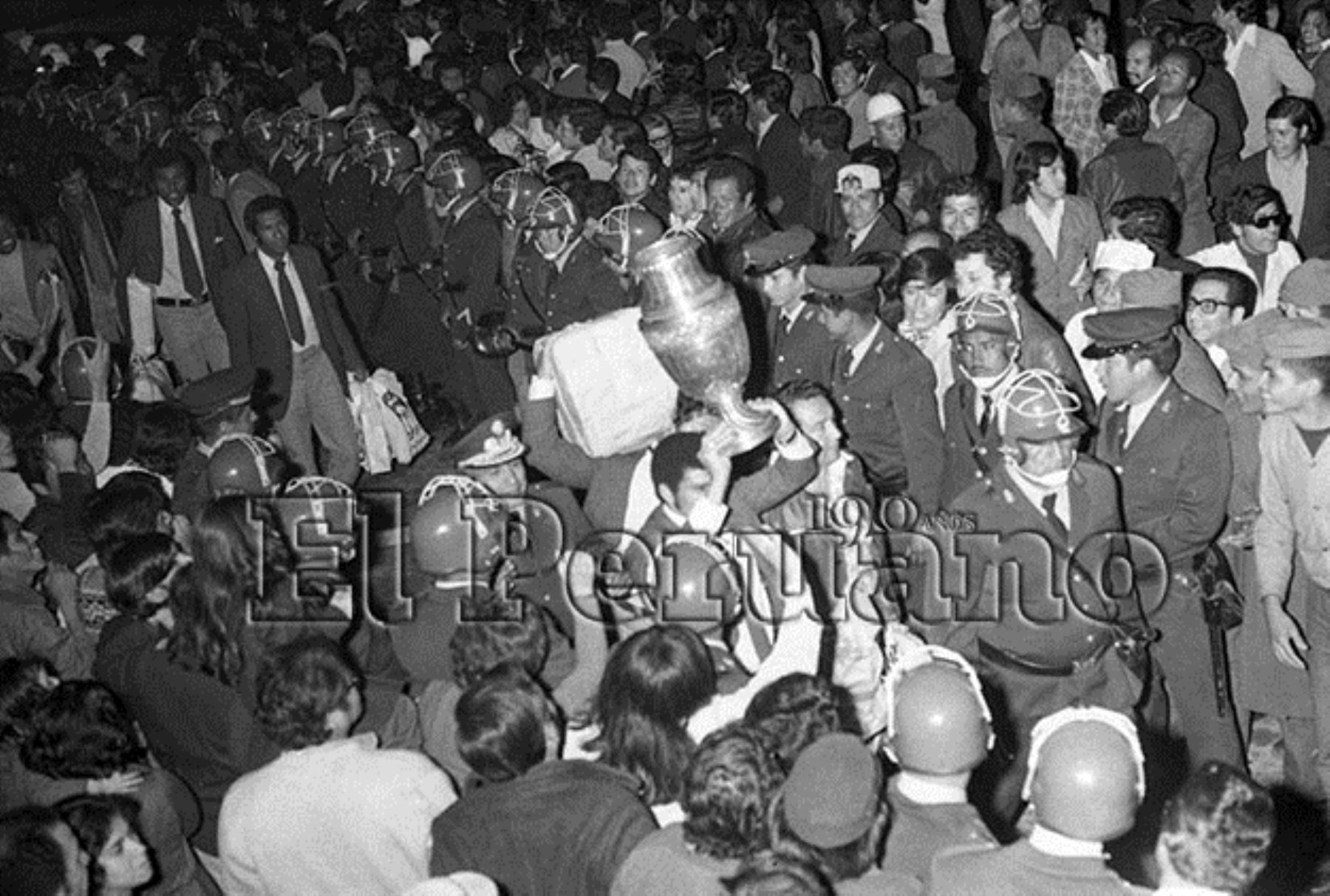 Callao - 31 octubre 1975 / Llegada de la selección peruana de fútbol al aeropuerto internacional Jorge Chávez. Perú se coronó campeón sudamericano al vencer en la final a Colombia 1-0 en Caracas. Los campeones fueron recibidos por una multitud de más de 20 mil hinchas.Foto: ANDINA/ Archivo El Peruano