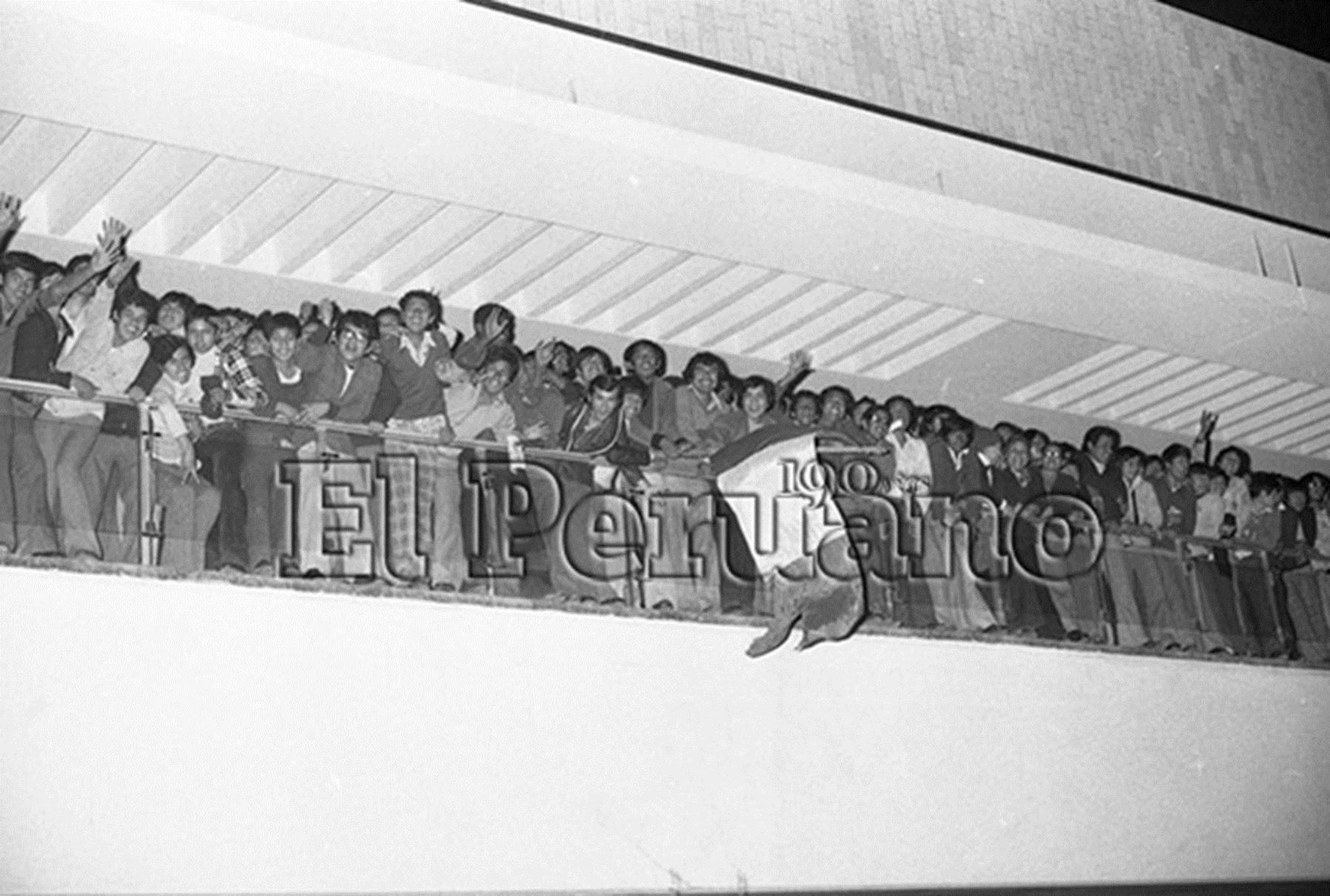 Callao - 31 octubre 1975 / Llegada de la selección peruana de fútbol al aeropuerto internacional Jorge Chávez. Perú se coronó campeón sudamericano al vencer en la final a Colombia 1-0 en Caracas. Los campeones fueron recibidos por una multitud de más de 20 mil hinchas..Foto: ANDINA/ Archivo El Peruano