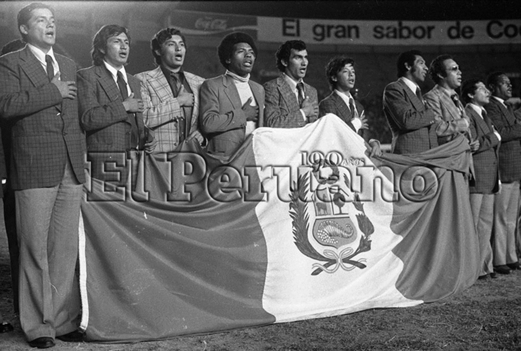 Lima - 30 octubre 1975 / Luego de obtener el título sudamericano, la selección peruana de fútbol recibió un multitudinario homenaje en el Estadio Nacional. Perú se alzó con la Copa América luego de derrotar a Colombia en Caracas.Foto: ANDINA/ Archivo El Peruano