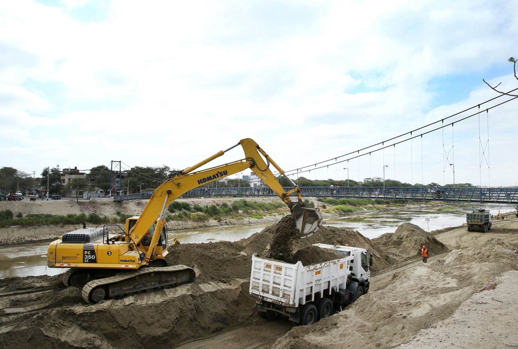 PIURA PERÚ, OCTUBRE 27. Continúan los trabajos de limpieza y descolmatación del río Piura, en prevención ante la llegada del fenómeno del niño. prevención  Foto: ANDINA/Melina Mejía