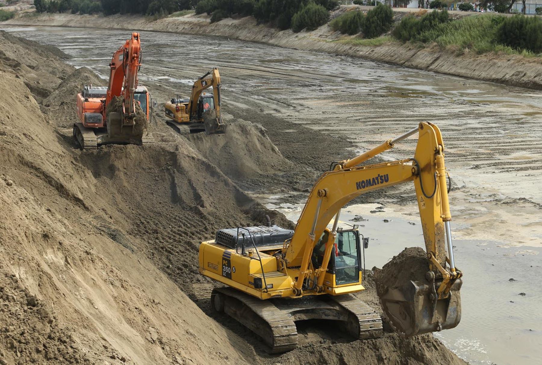 PIURA PERÚ, OCTUBRE 27. Continúan los trabajos de limpieza y descolmatación del río Piura, en prevención ante la llegada del fenómeno del niño.  Foto: ANDINA/Melina Mejía