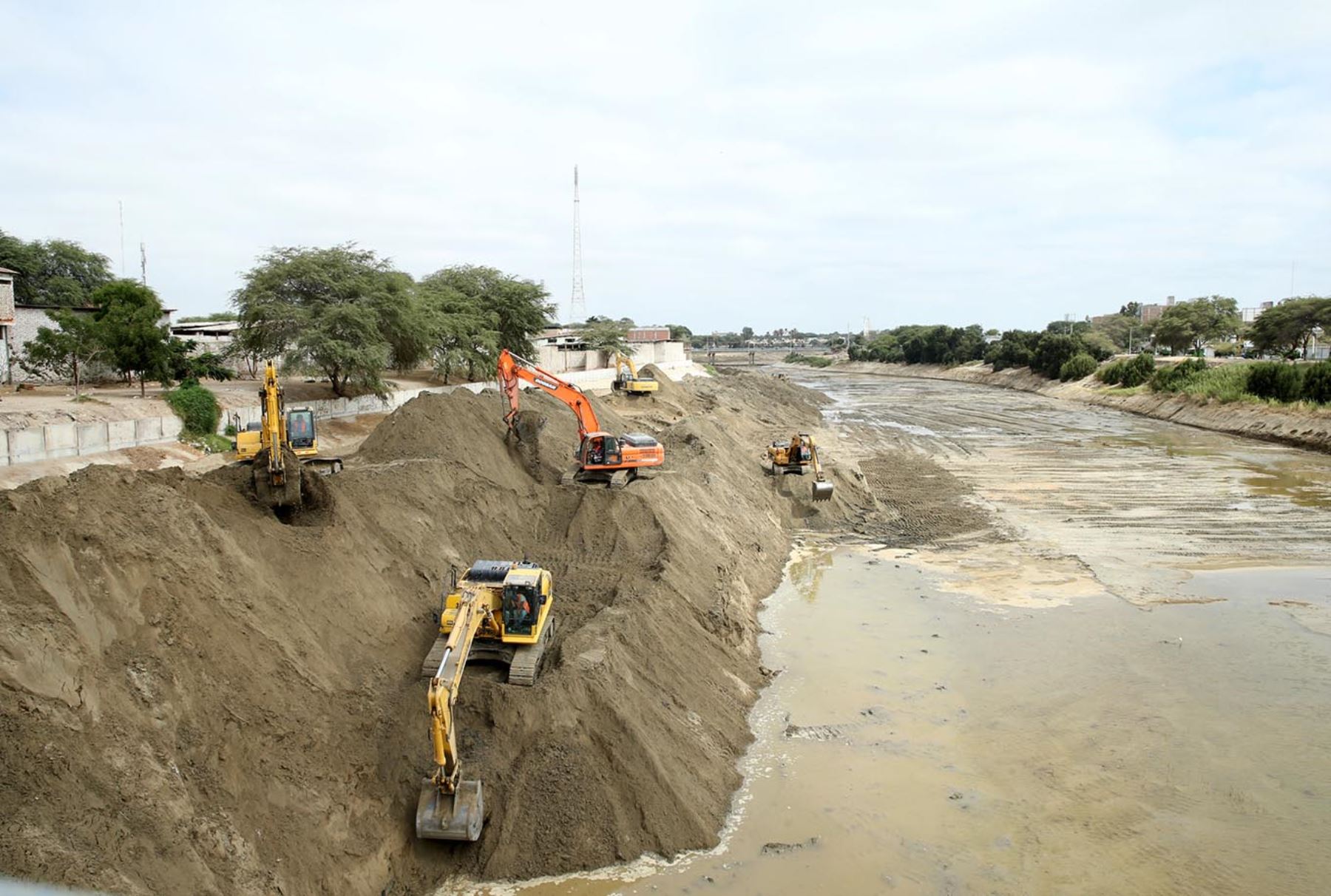 PIURA PERÚ, OCTUBRE 27. Continúan los trabajos de limpieza y descolmatación del río Piura, en prevención ante la llegada del fenómeno del niño.  Foto: ANDINA/Melina Mejía