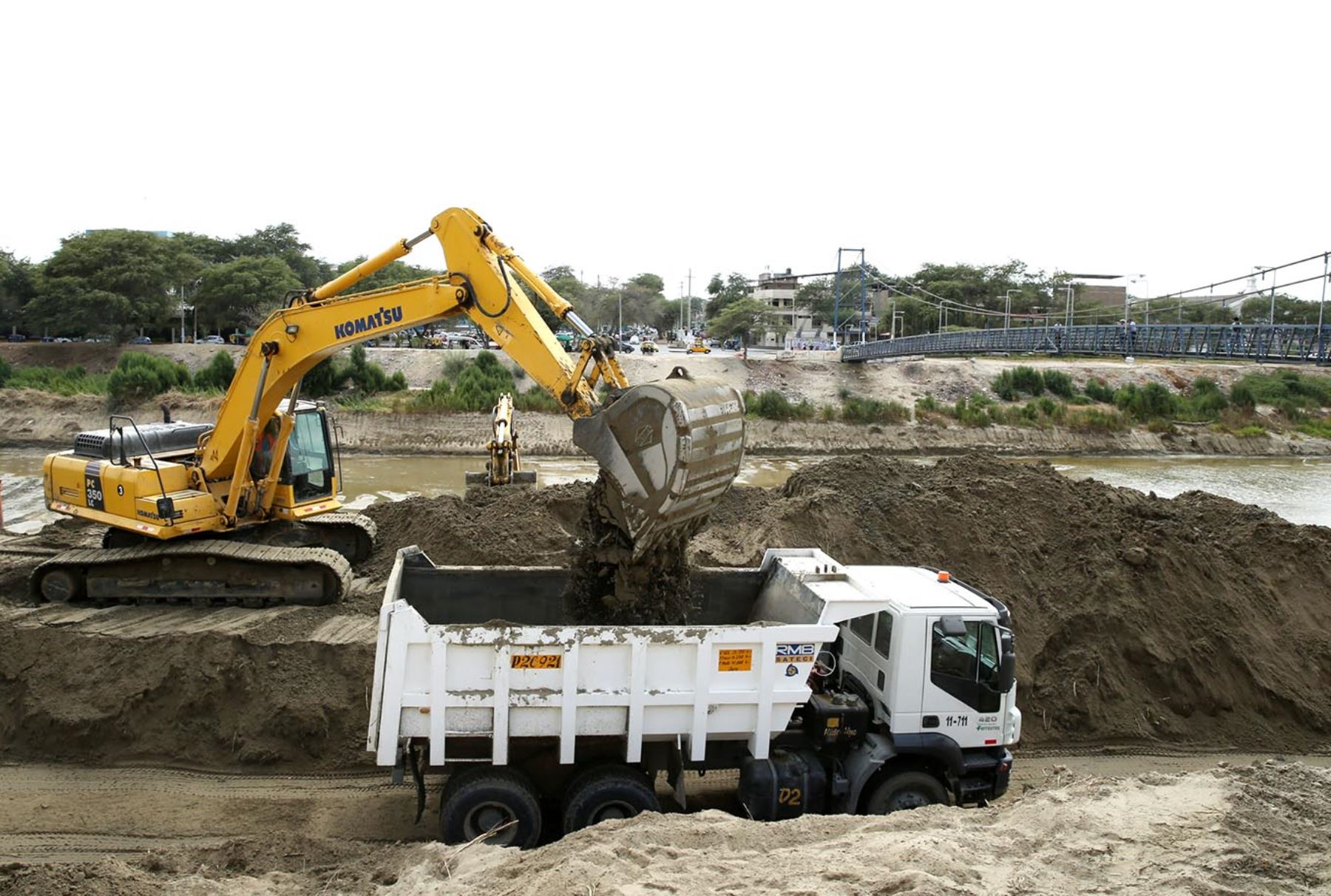 PIURA PERÚ, OCTUBRE 27. Continúan los trabajos de limpieza y descolmatación del río Piura, en prevención ante la llegada del fenómeno del niño.  Foto: ANDINA/Melina Mejía