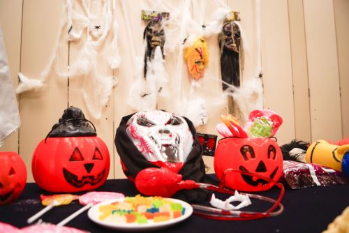 Debido al actual contexto, Digesa recomienda celebrar la festividad de Halloween en casa, compartiendo con la familia. Foto: Digesa